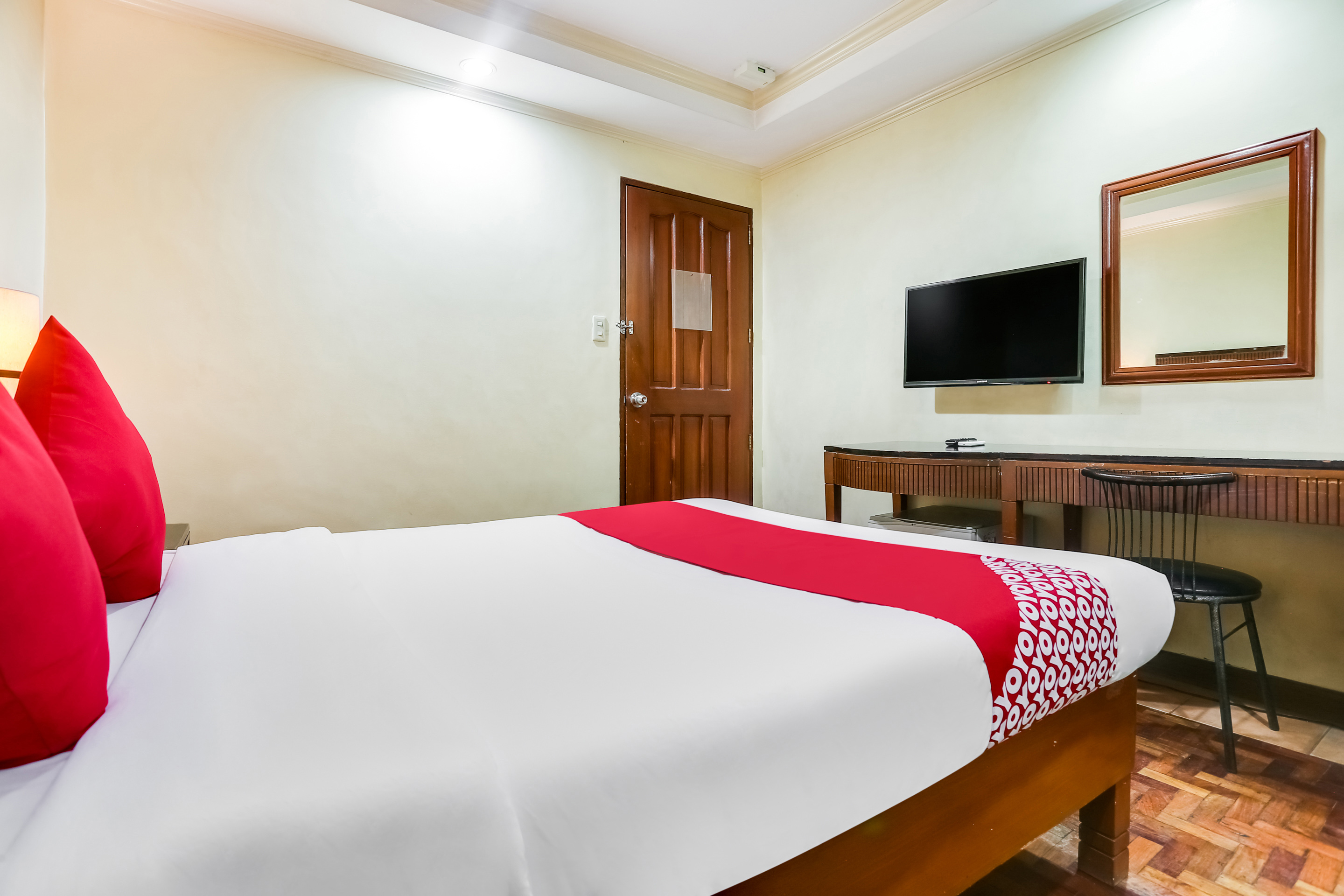 OYO 406 Royal Parc Inn & Suites