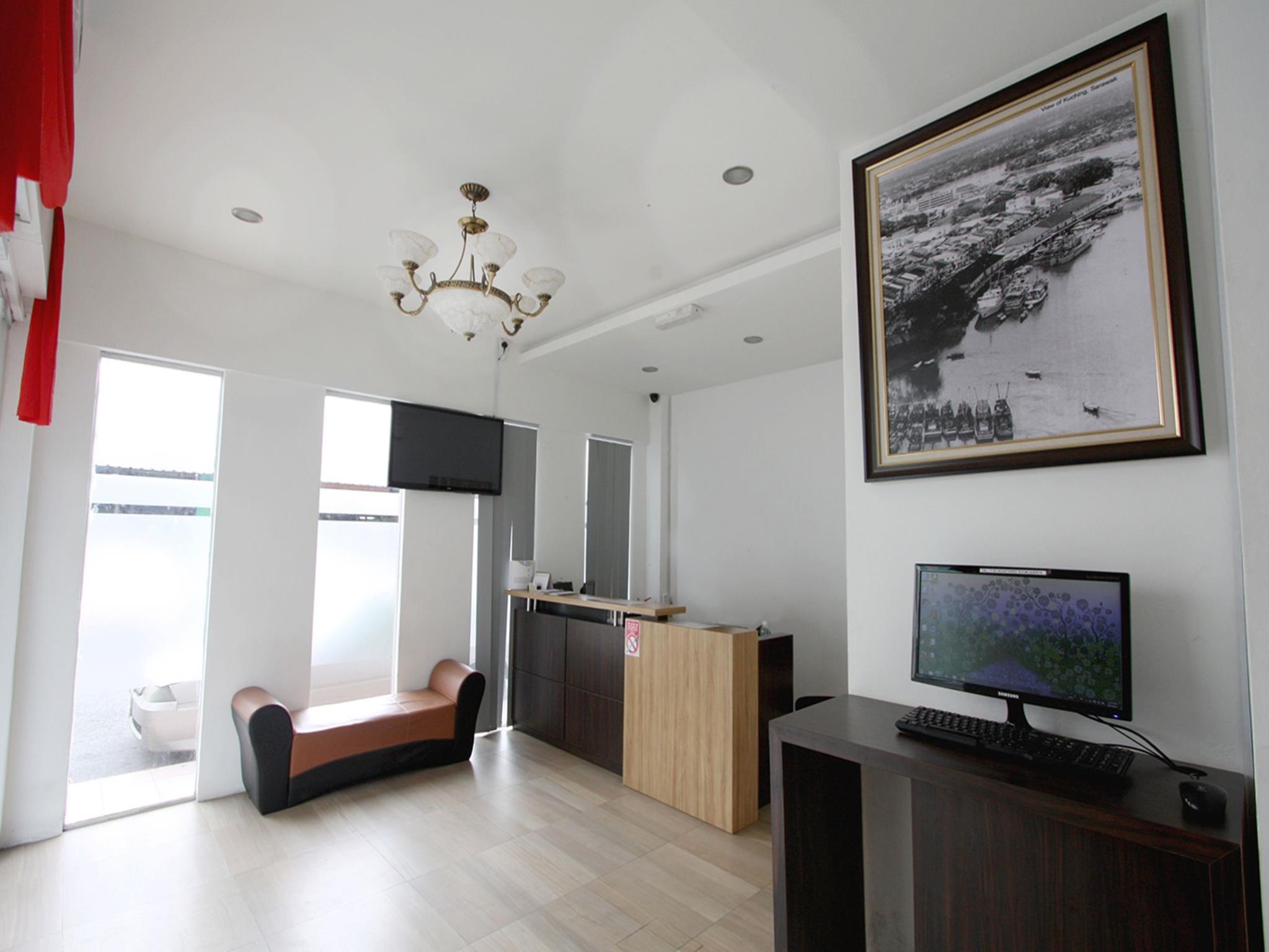 Place2Stay Airport Hotel