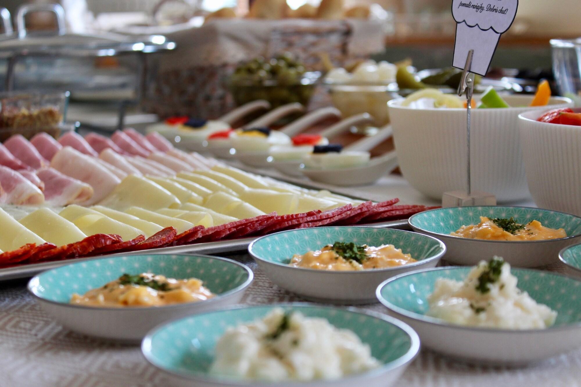 Penzion Wellness&Restaurant Zoborska, free parking