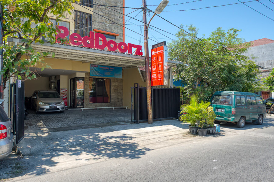 RedDoorz Syariah near Airlangga University Campus
