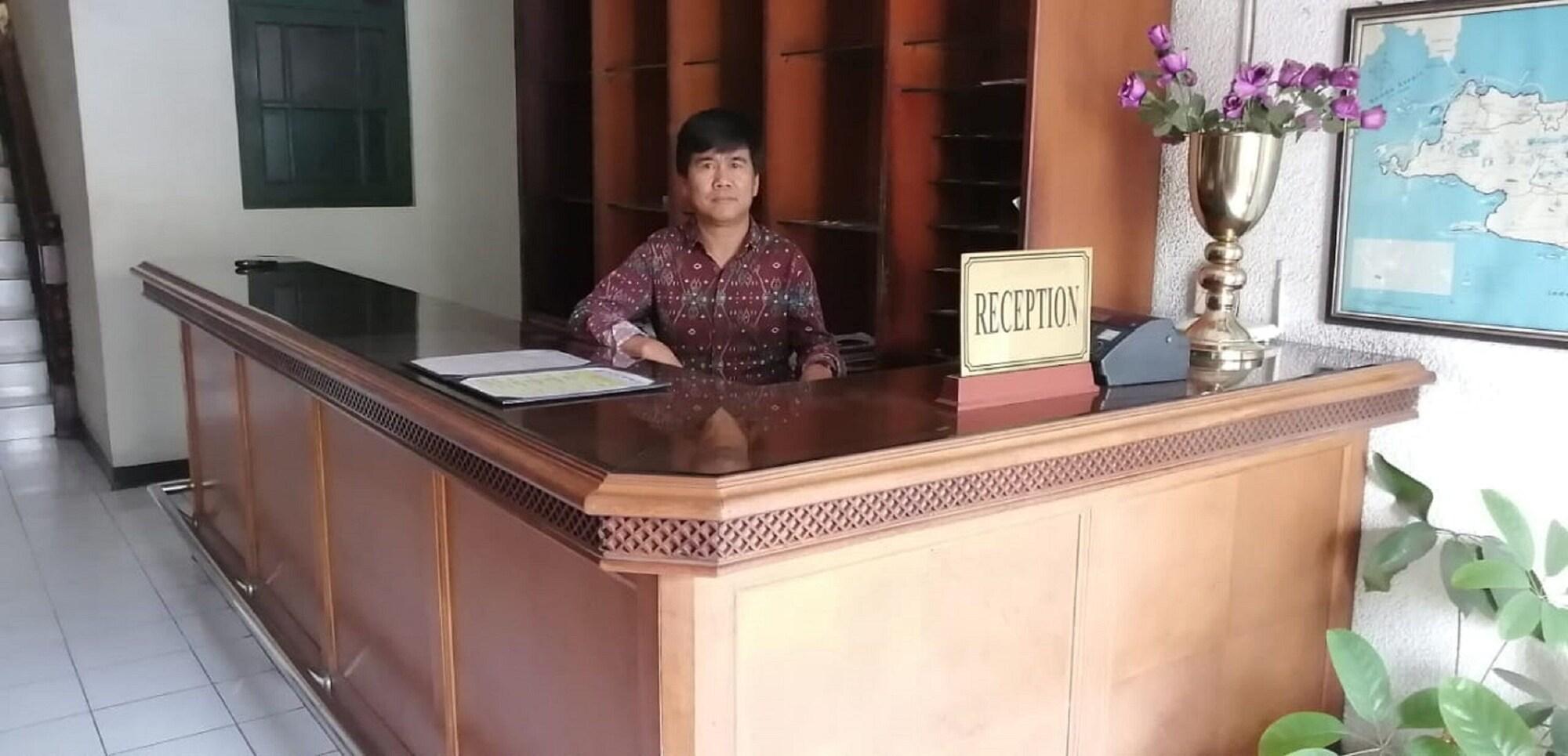 2452 Hotel Metro