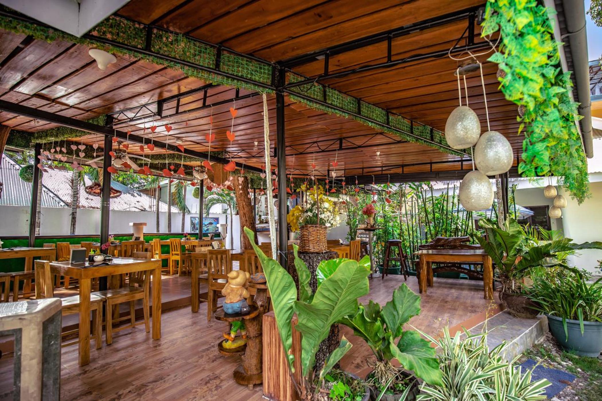 Pescadores Seaview Suites Moalboal
