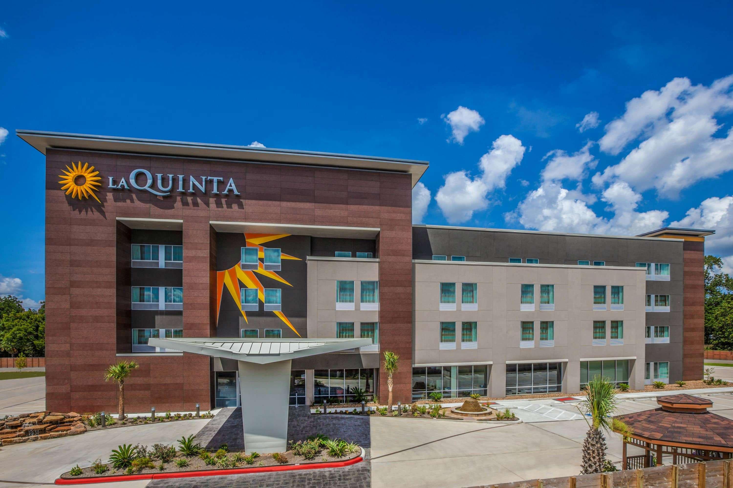La Quinta Inn & Suites by Wyndham Houston East at Sheldon Rd image