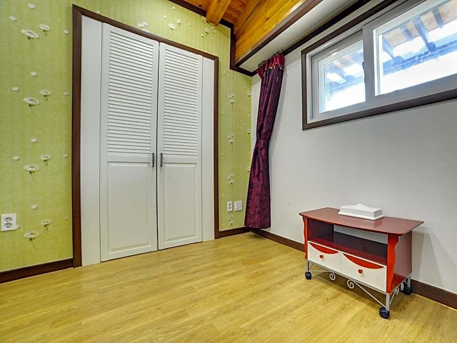 Goodstay White Cabin Pension