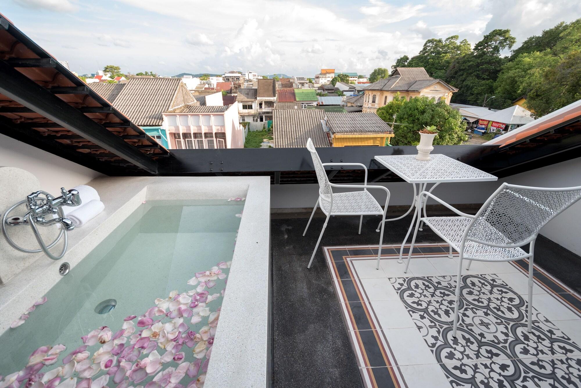 Xinlor House by null