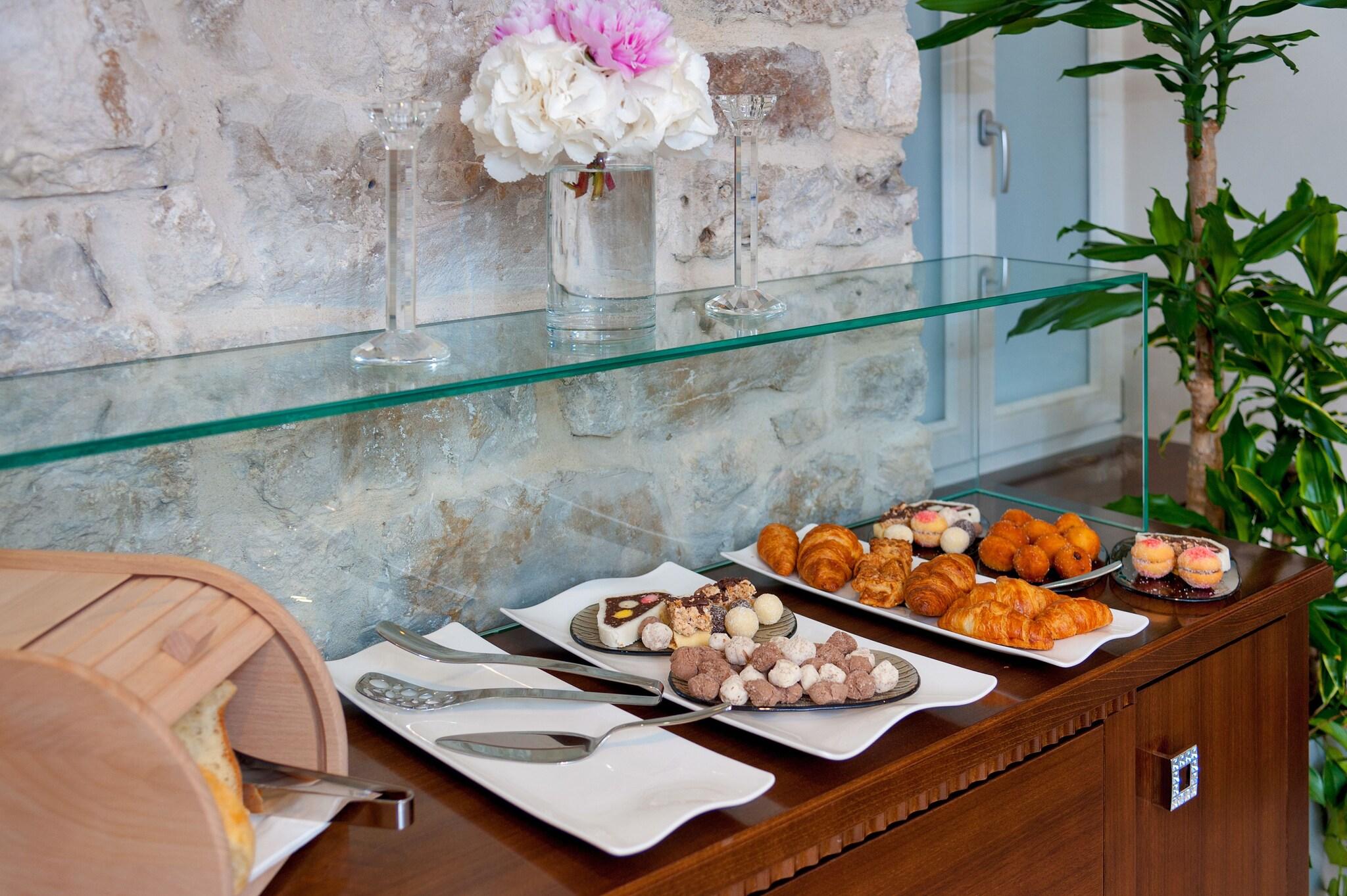 Antique Split Luxury Rooms by null