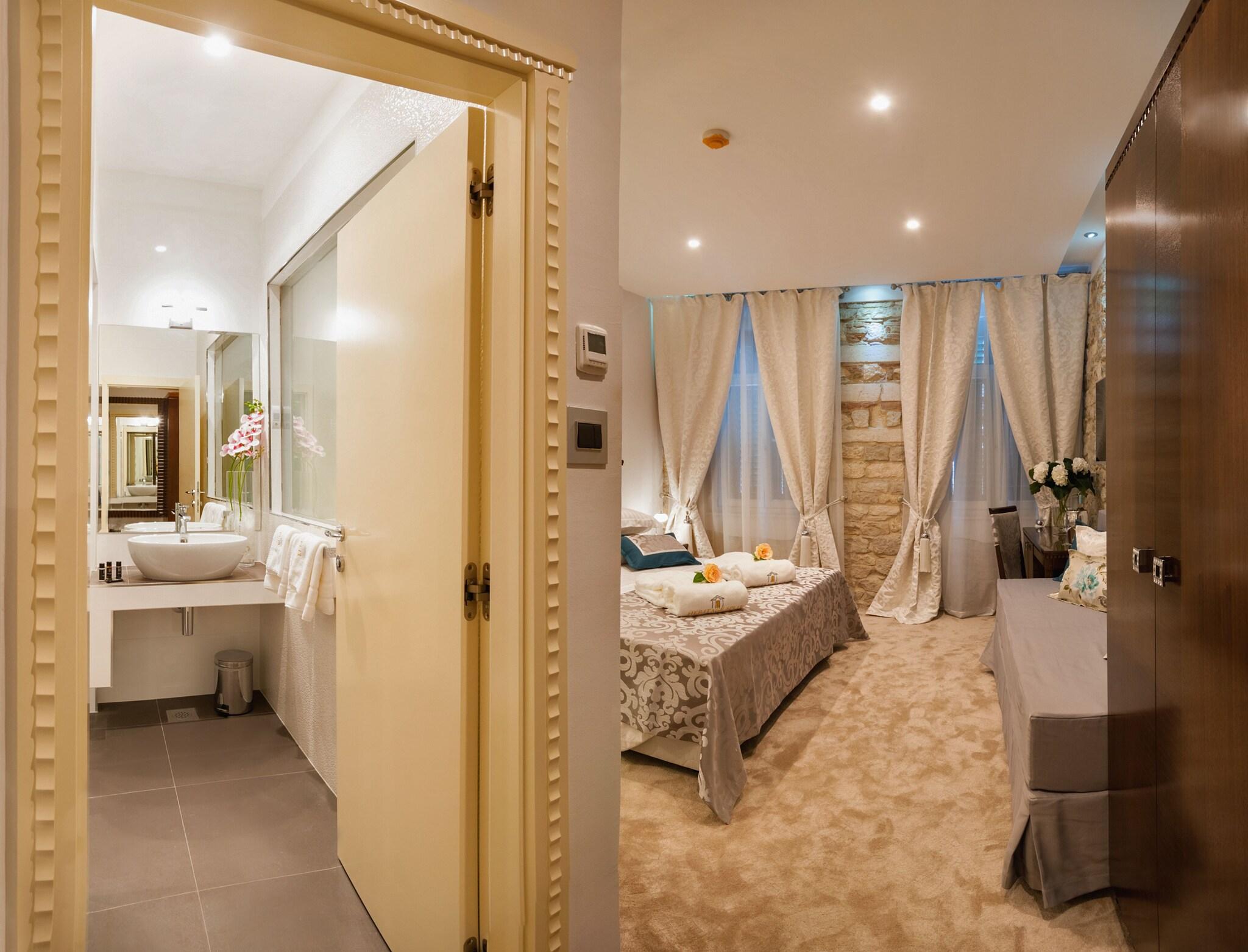 Antique Split Luxury Rooms by null