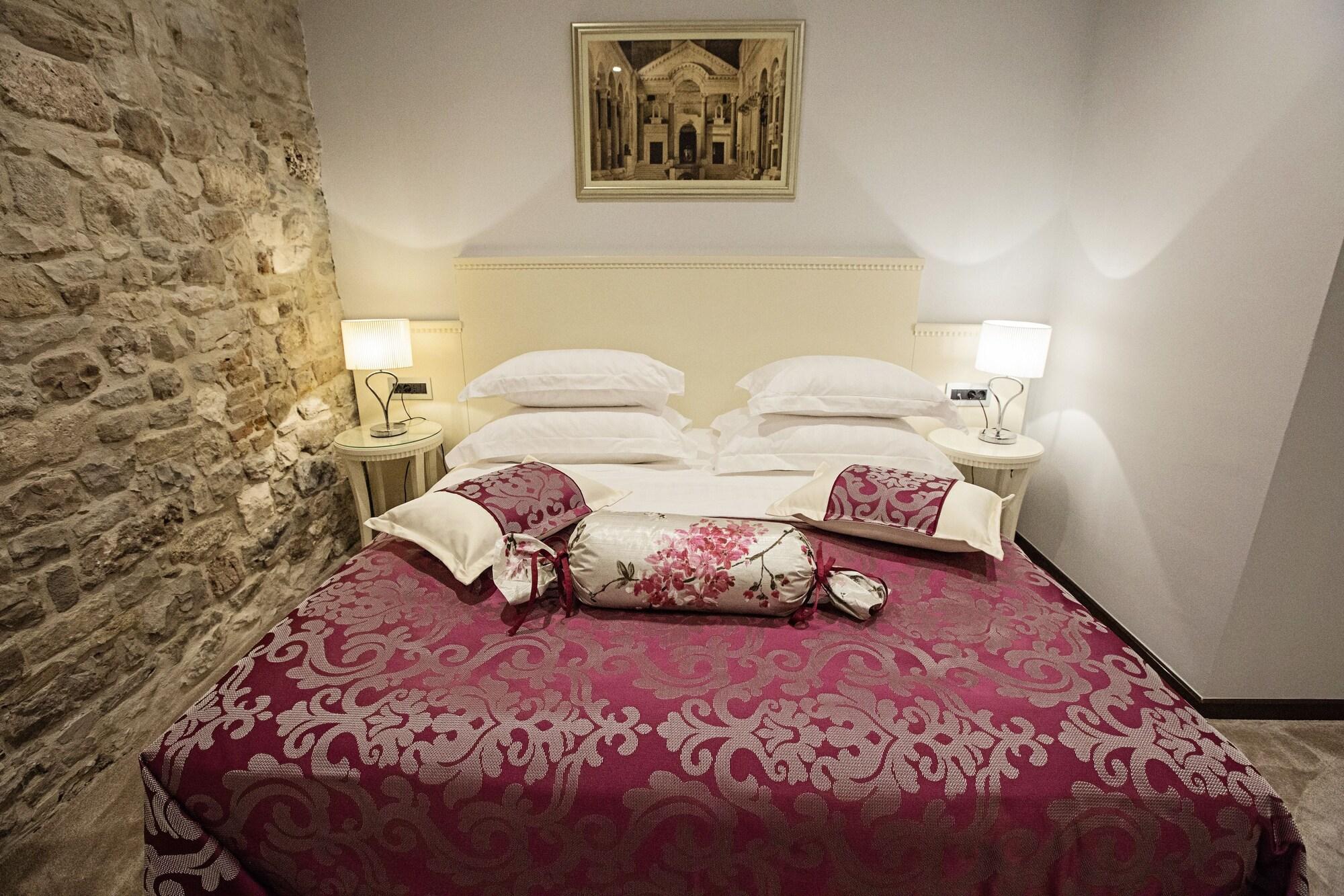 Antique Split Luxury Rooms by null