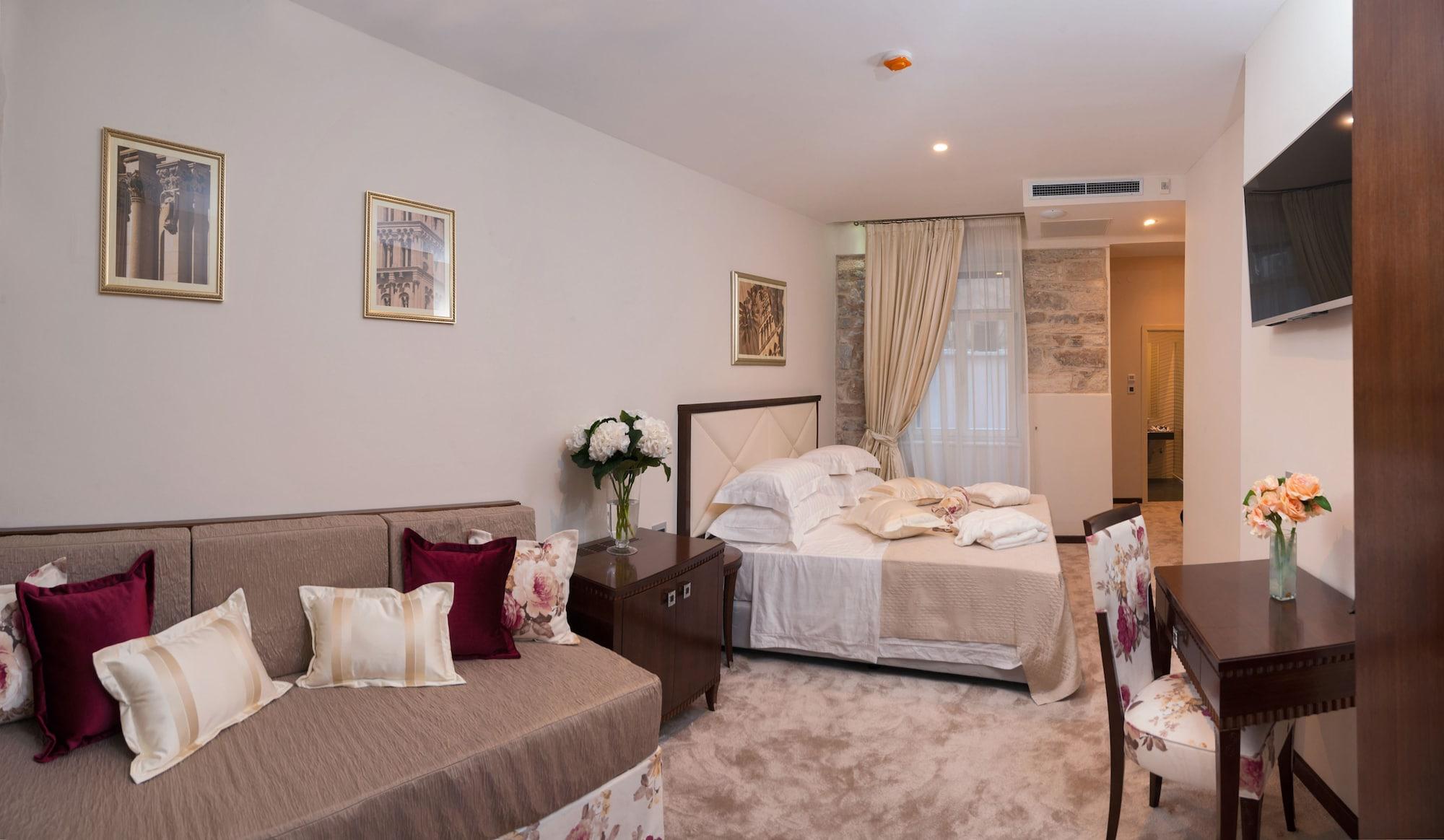 Antique Split Luxury Rooms by null