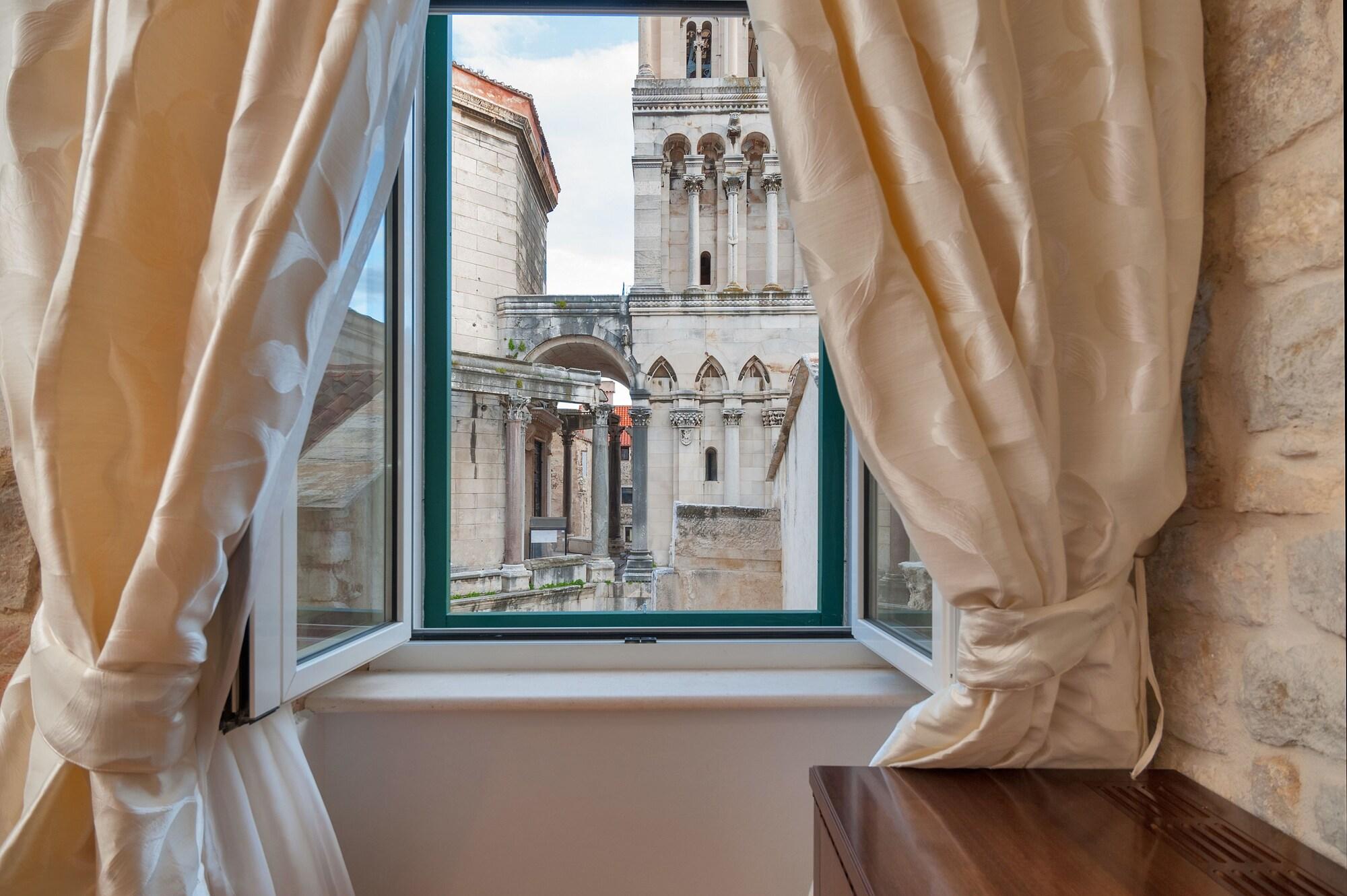Antique Split Luxury Rooms by null