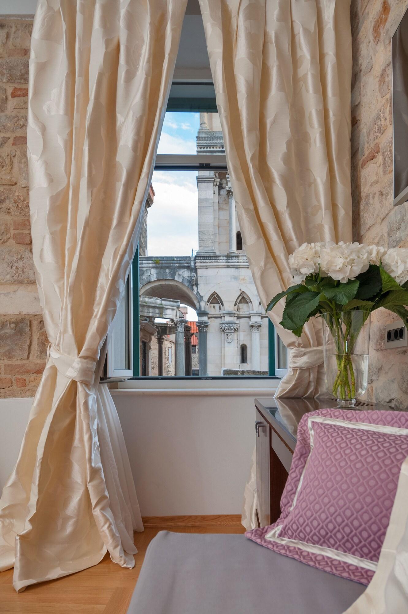 Antique Split Luxury Rooms by null