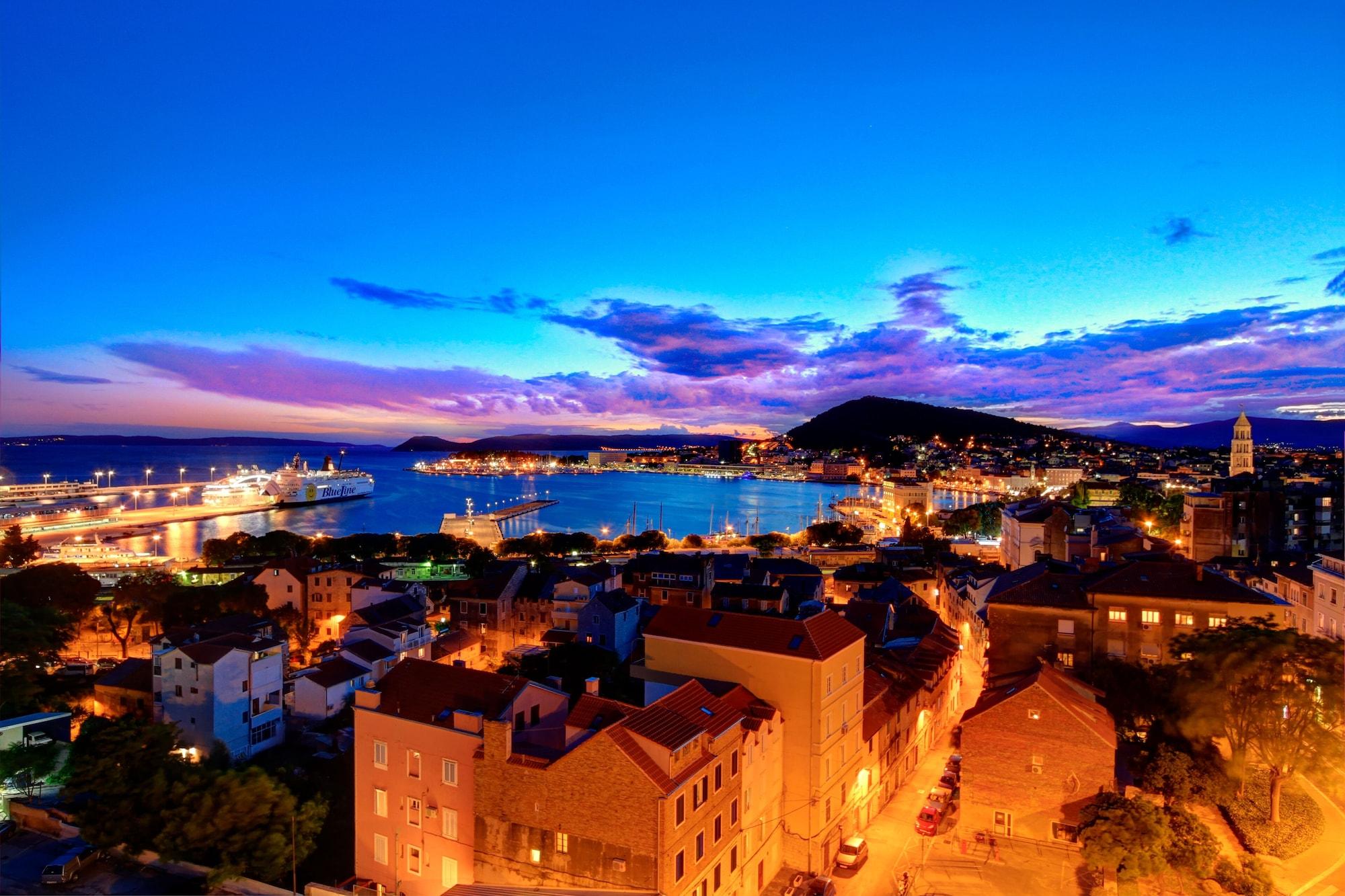 The View Luxury Rooms - фото