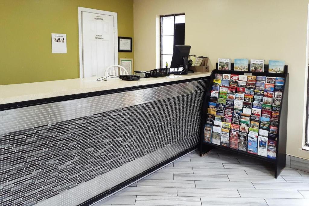 Travelodge by Wyndham Savannah Midtown