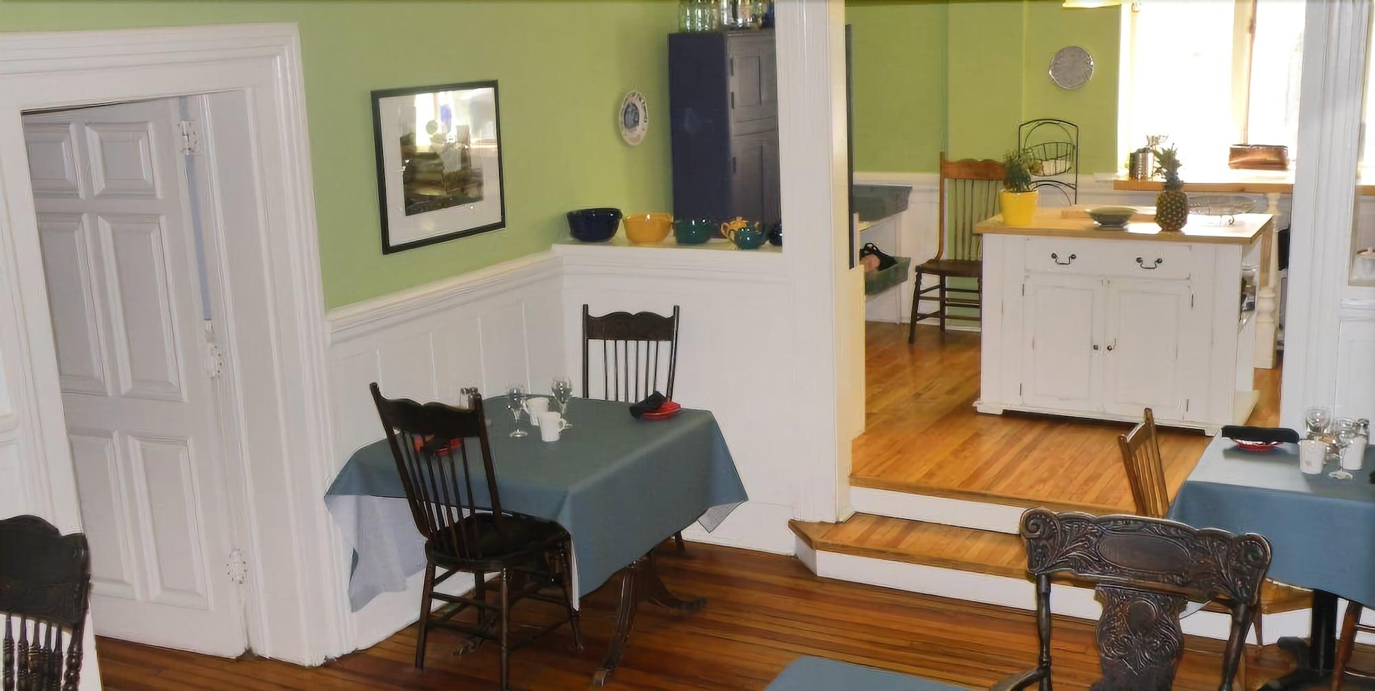 Frontenac Club Inn