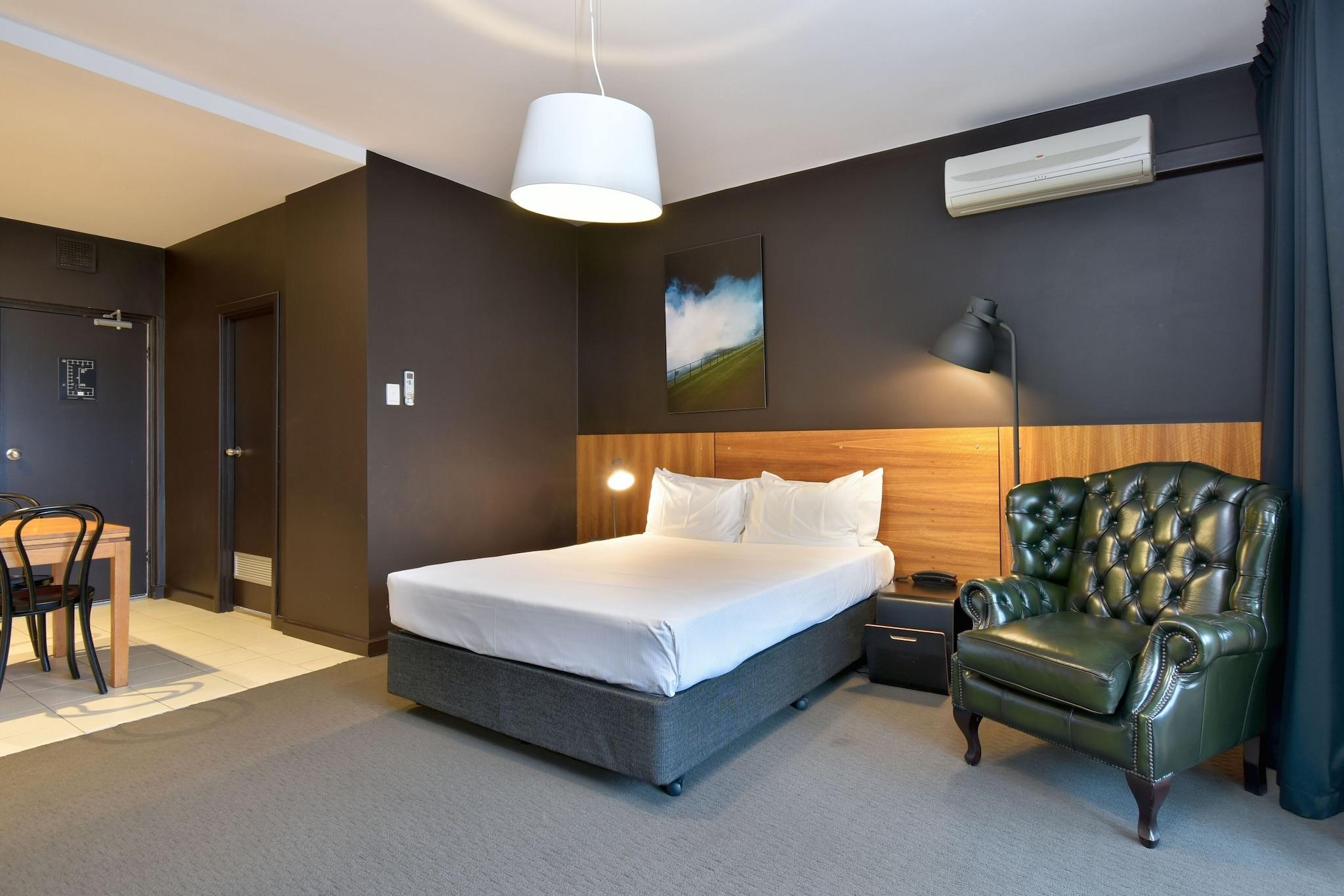 Riverview Hotel by null