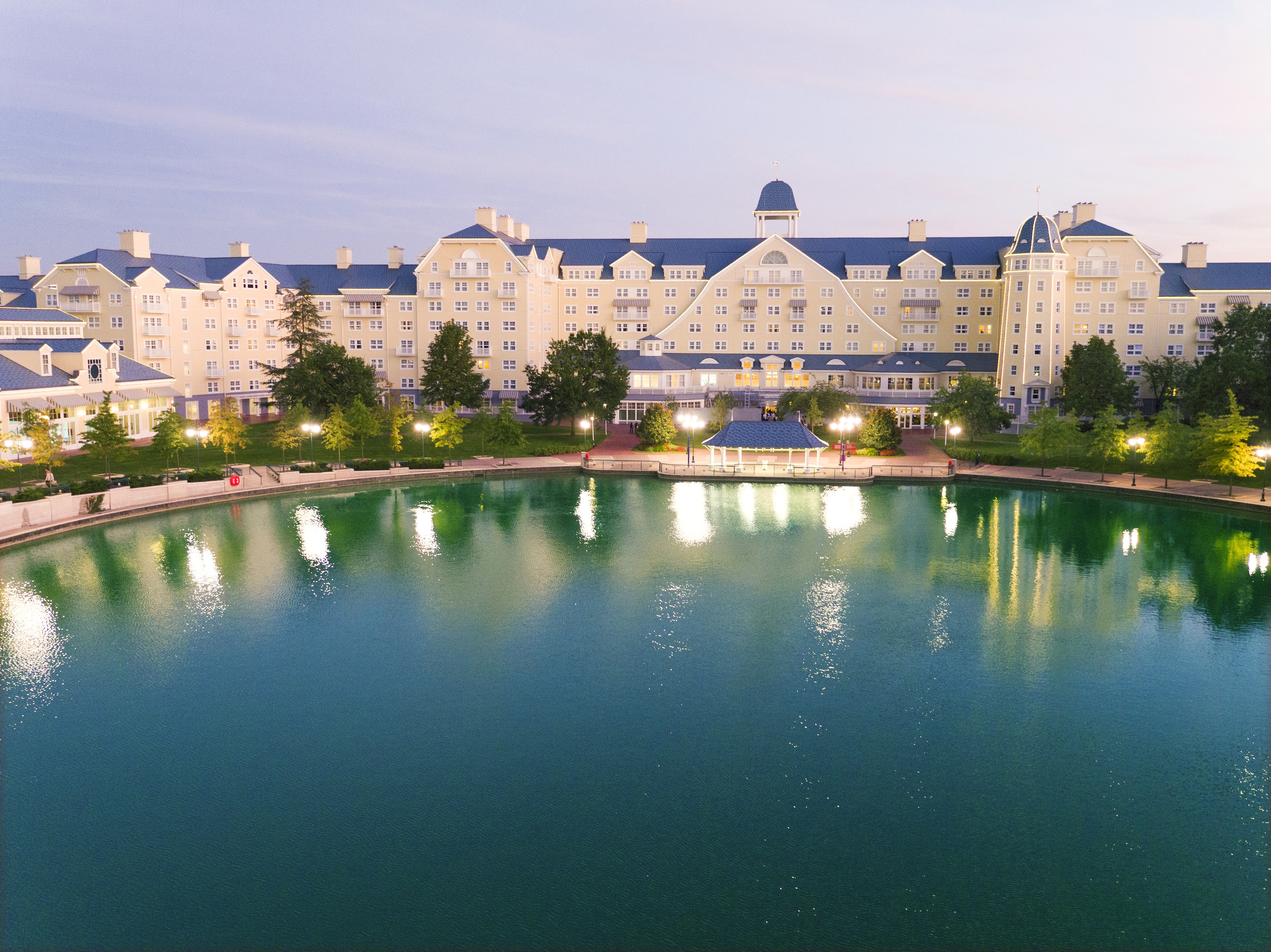 Disney's Newport Bay Club - фото