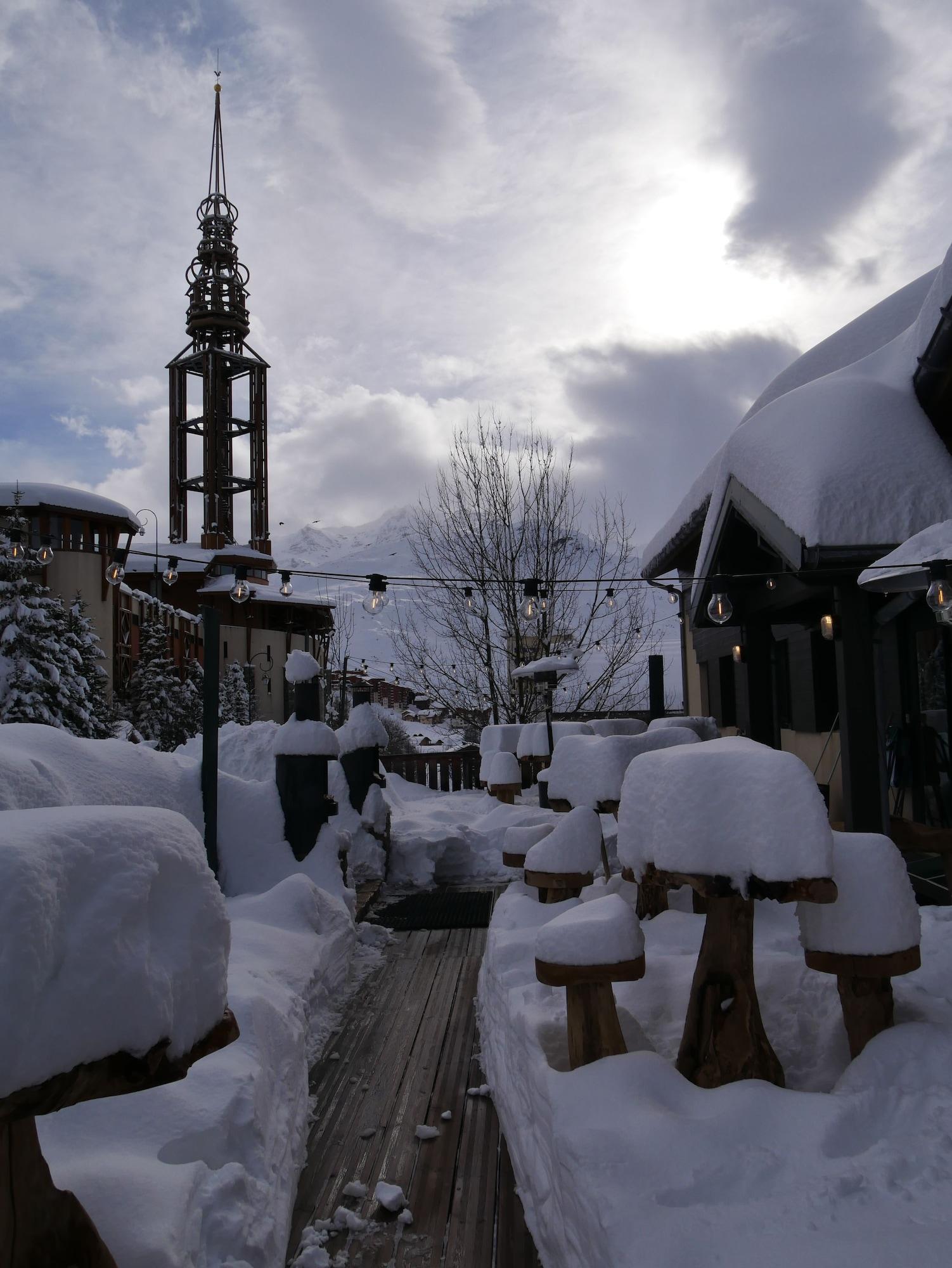 ho36 Les Menuires · Hôtel 3 étoiles· Apparts · Bar · Terrasse · Restaurant by null