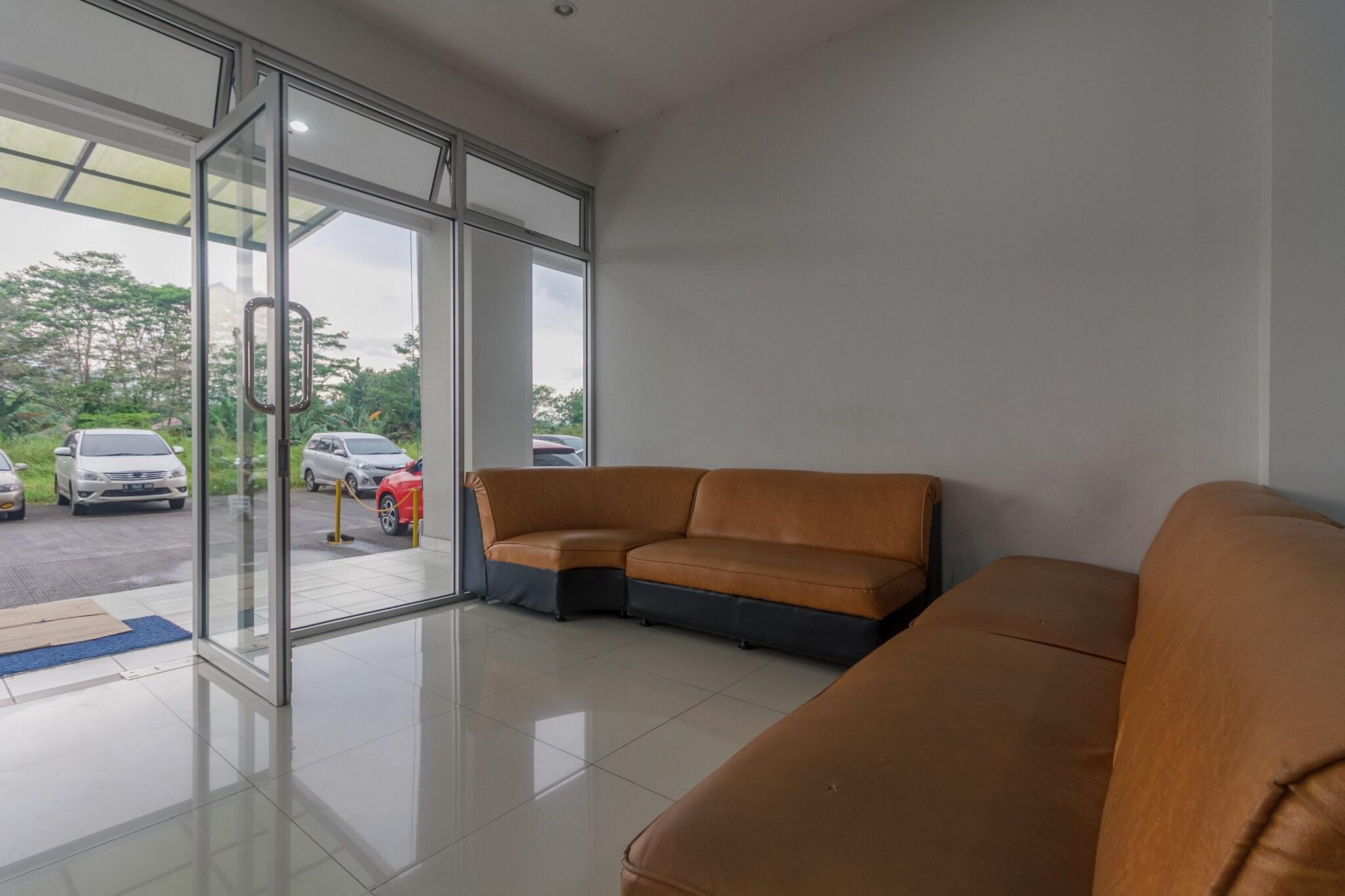 RedDoorz Apartment @ Dramaga Tower