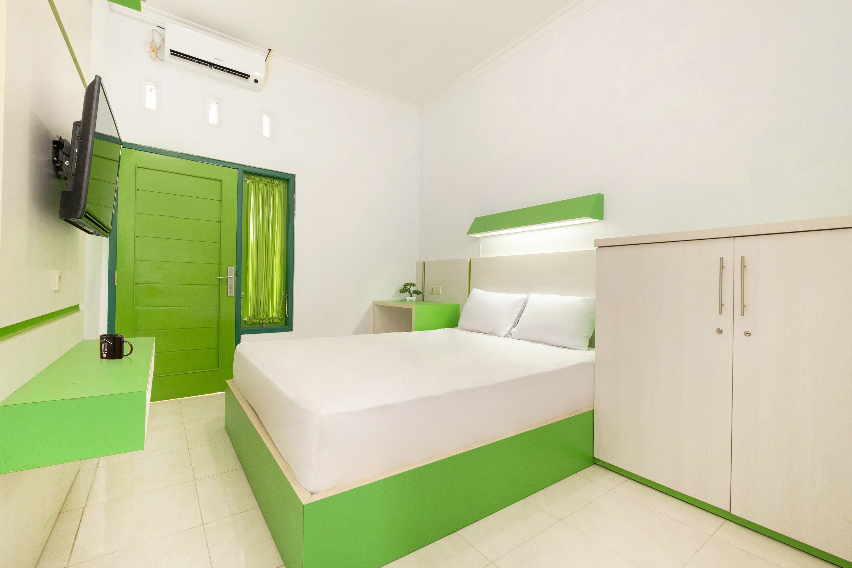 Oyo 2392 Kost Safira
