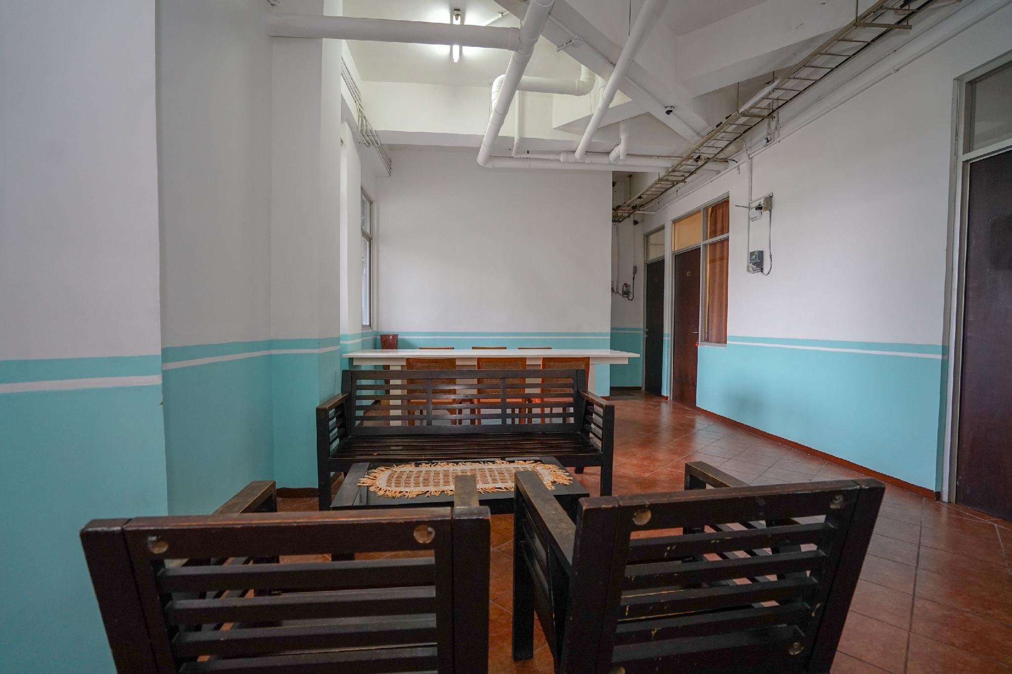 Super OYO 1844 Bravo Residence