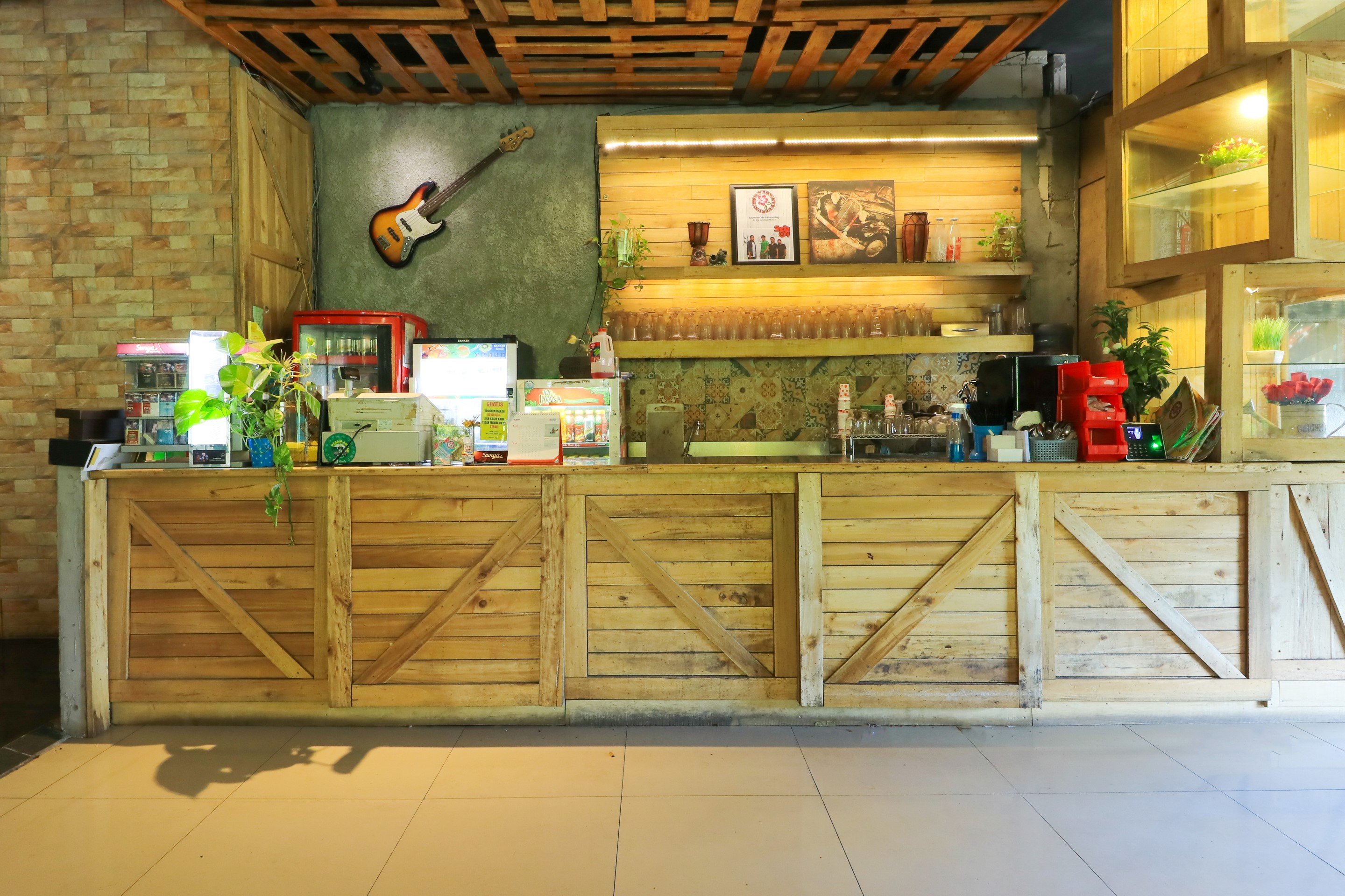 Labuana Homestay and Cafe Garden Makassar by ZUZU