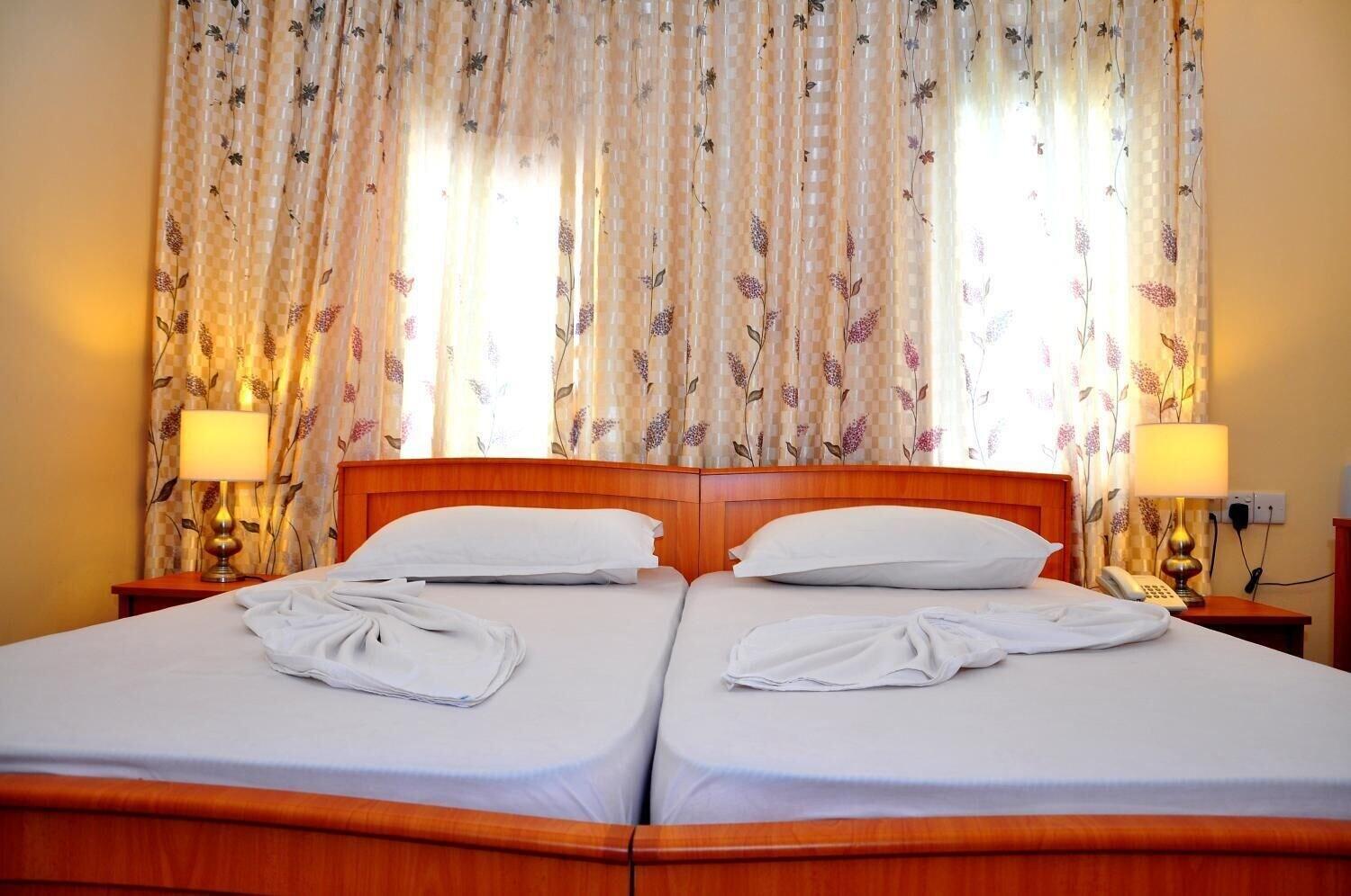 London Palace by null