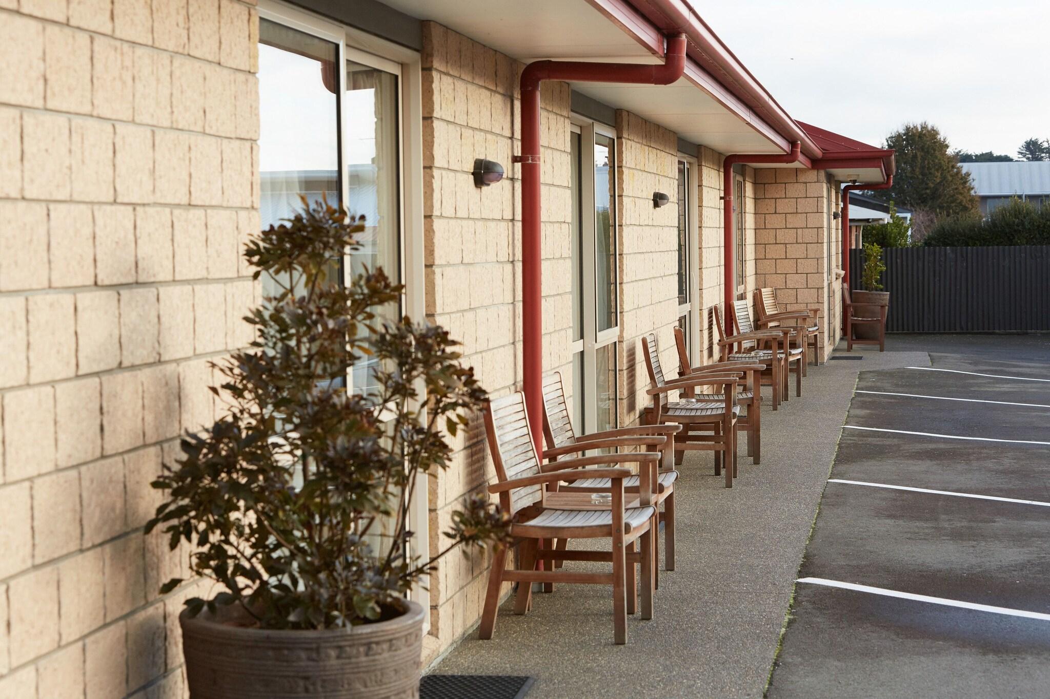 Admiral Court Motel and Apartments