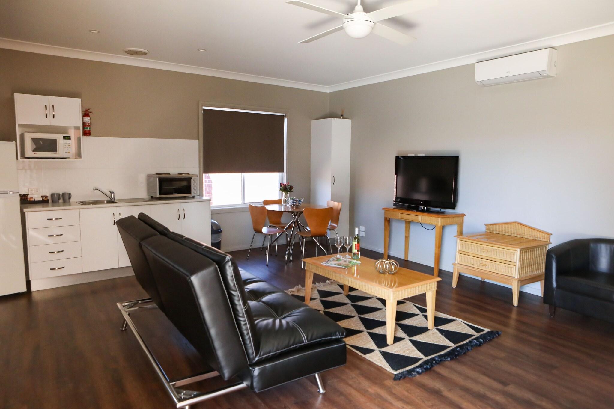 Akuna Motor Inn by null