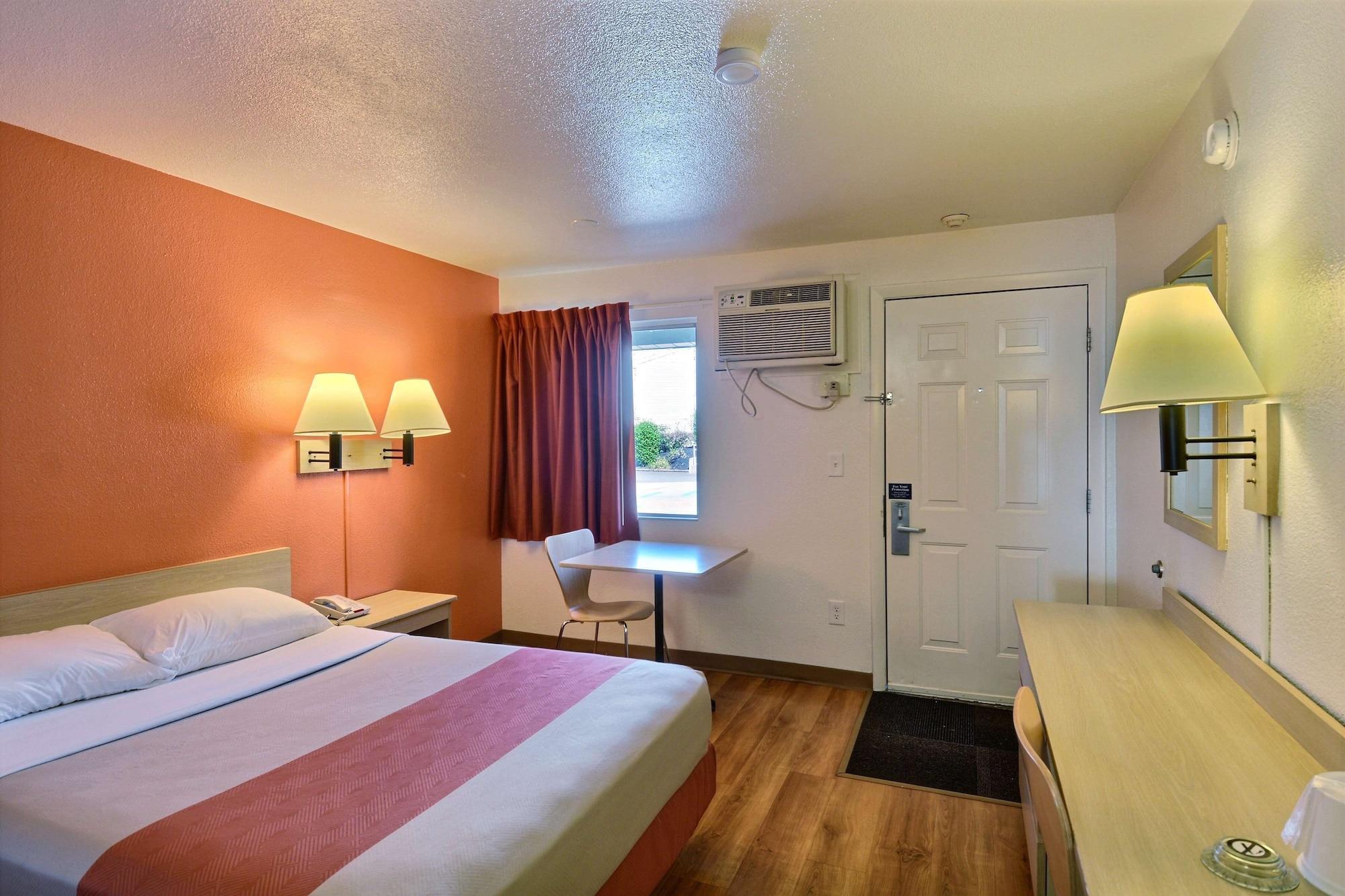 Motel 6 Nashua