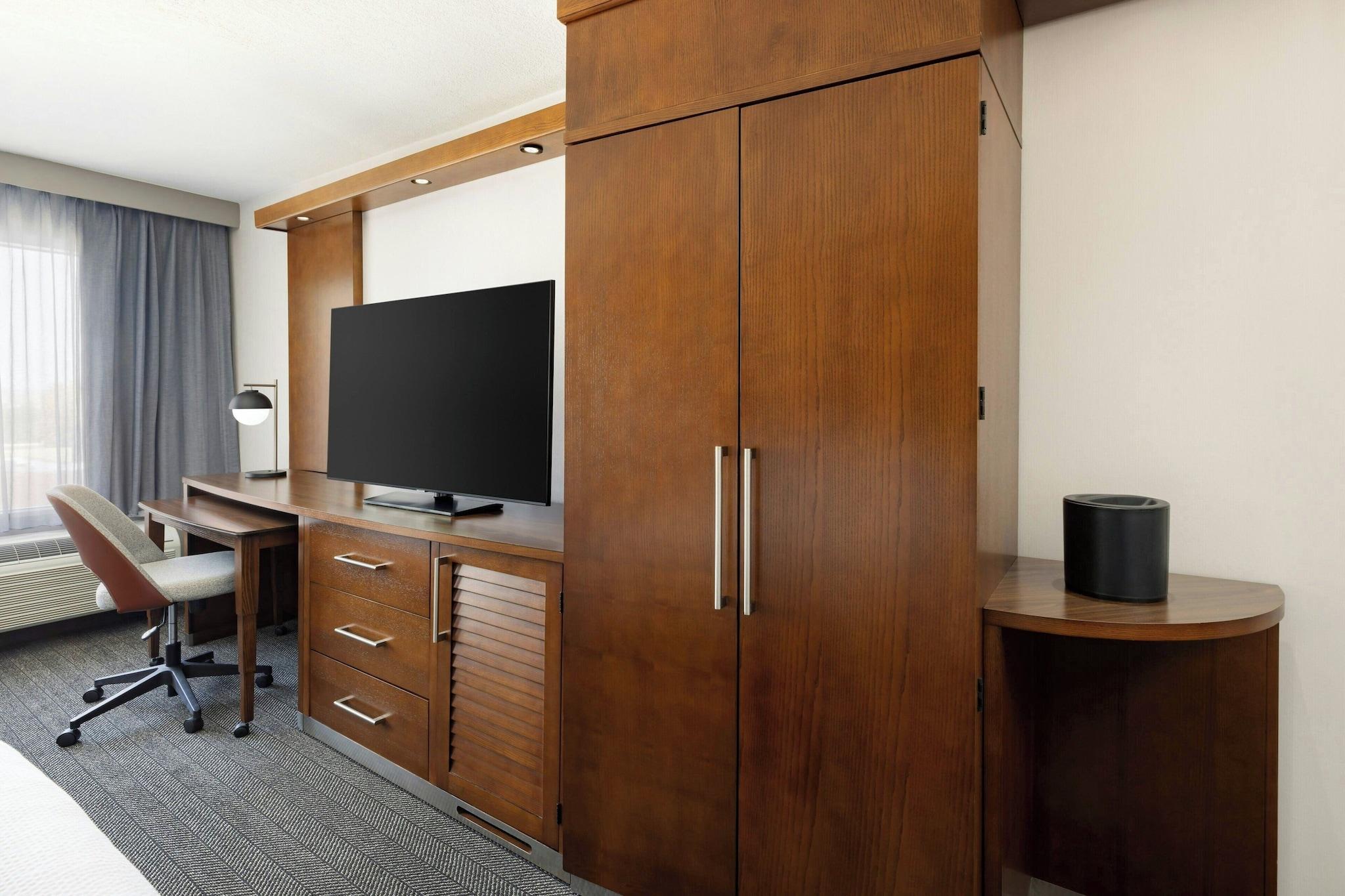 Courtyard By Marriott Los Angeles Woodland Hills