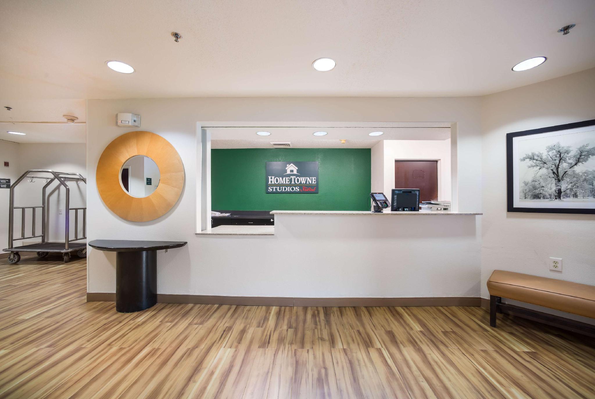 Hometowne Studios St. Louis - Airport/ N Lindbergh