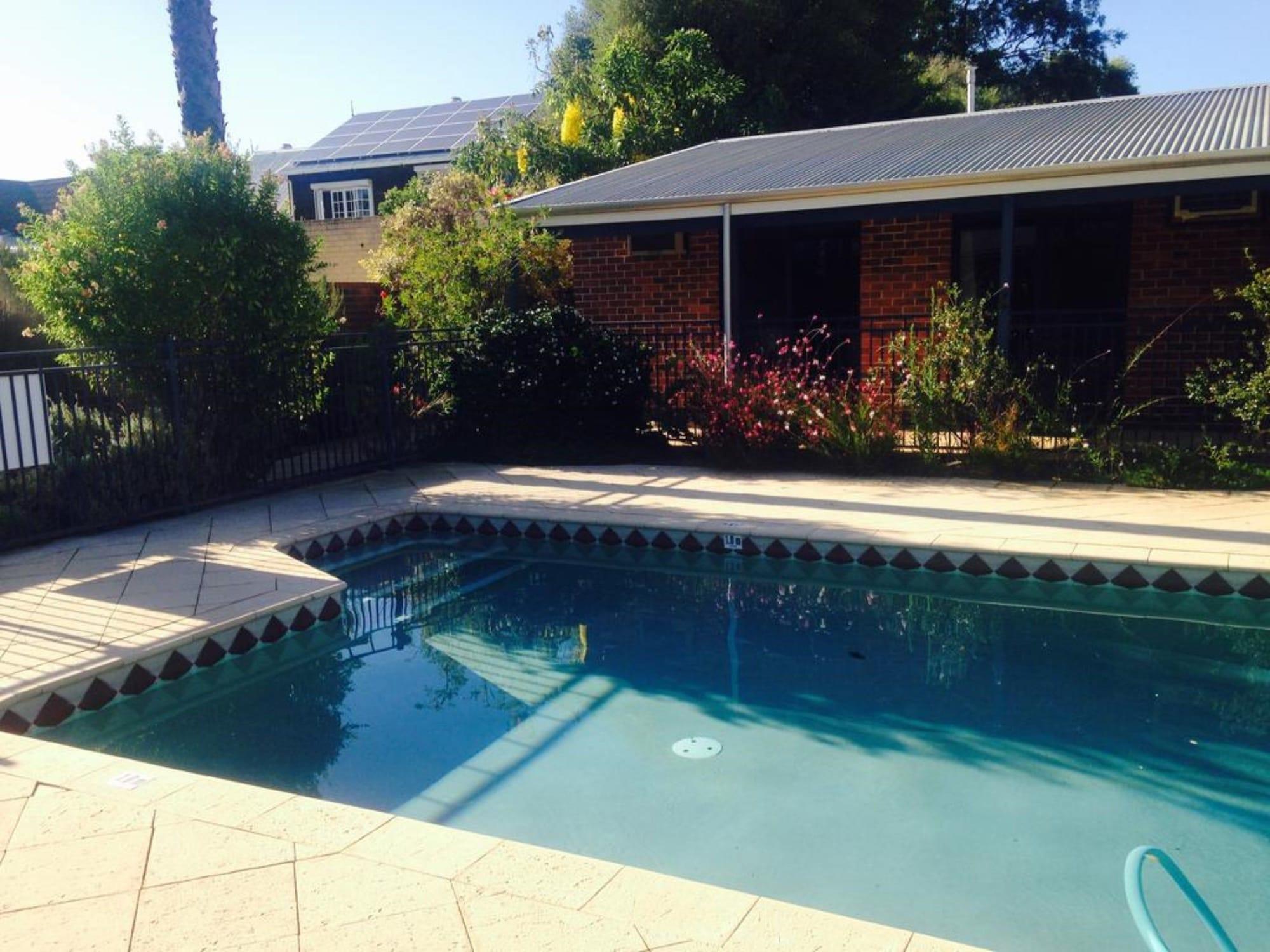 Rose & Crown Hotel by null