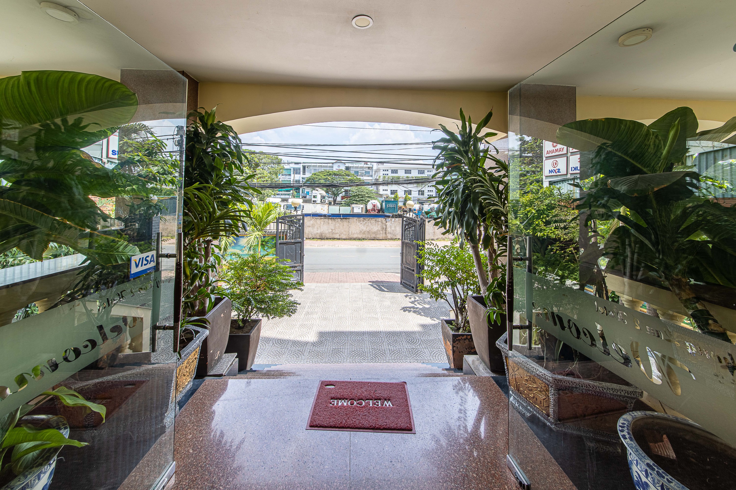Phong Lan 2 Hotel by ZUZU