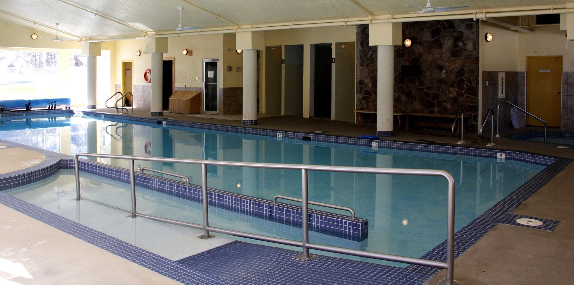 Waterton Lakes Lodge Resort by null