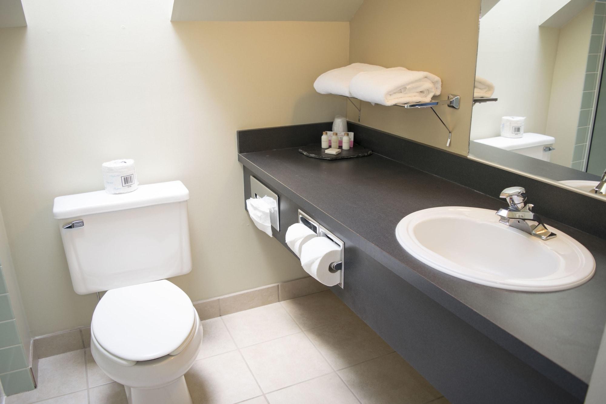 Waterton Lakes Lodge Resort by null