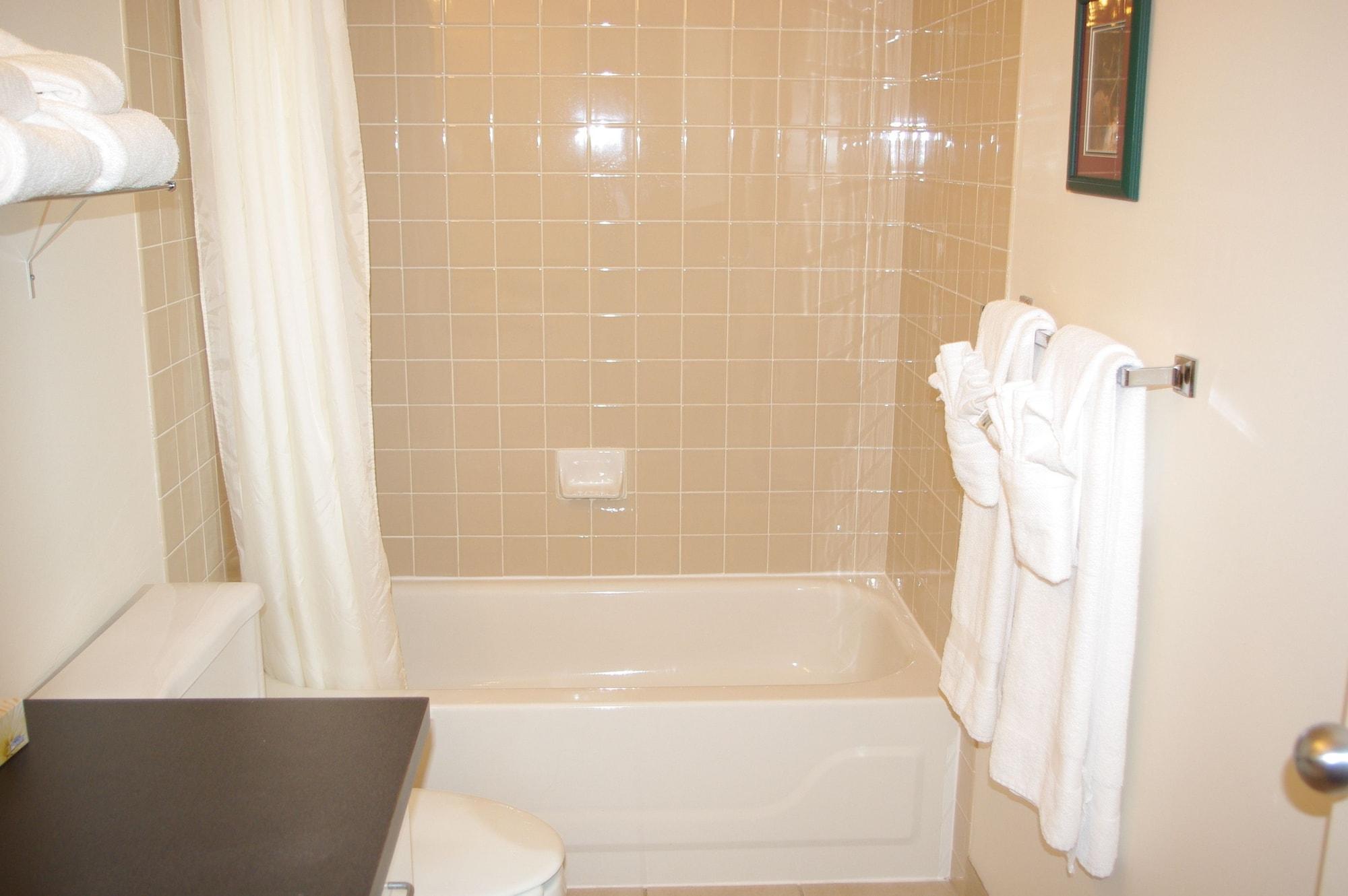 Waterton Lakes Lodge Resort by null