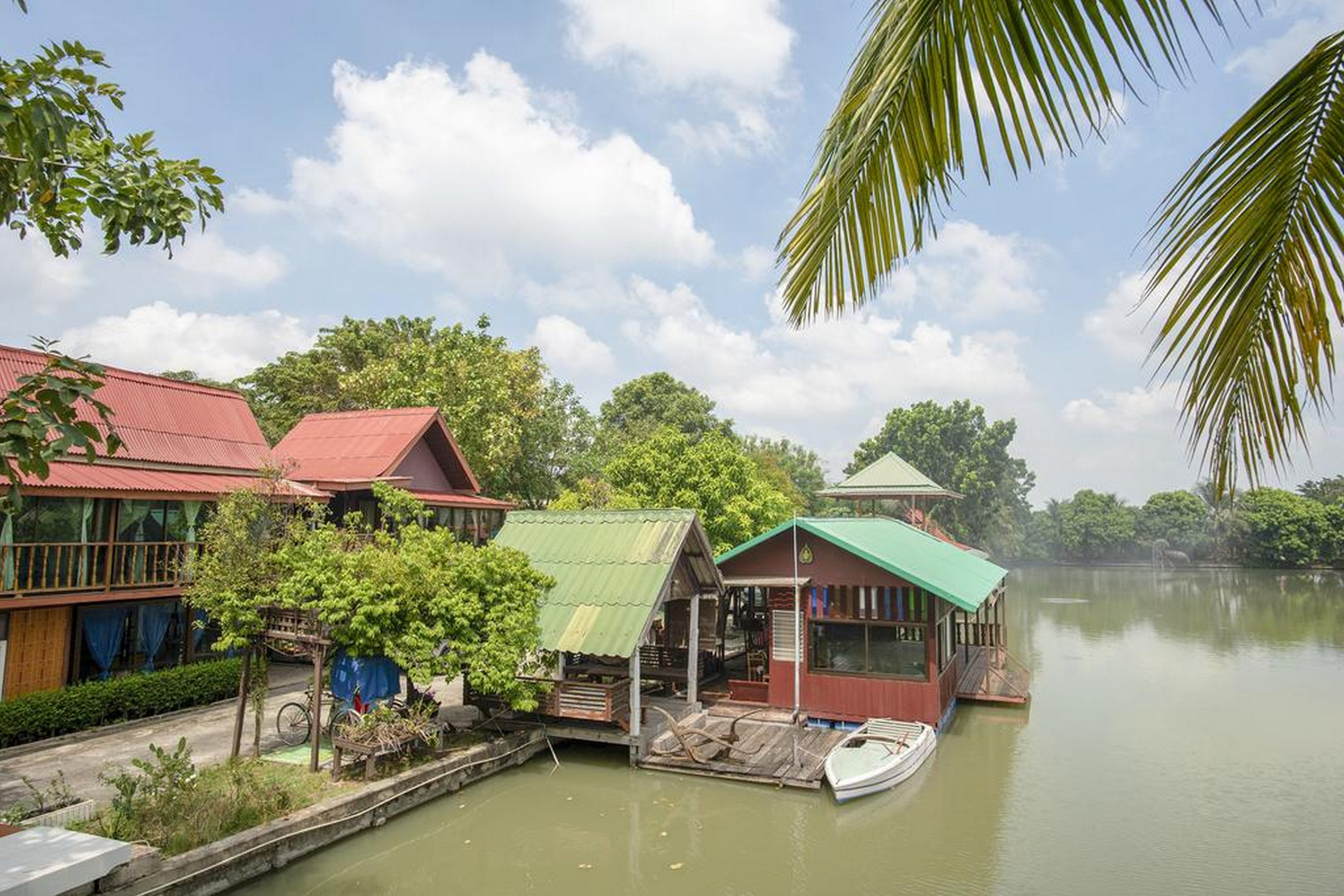 OYO 402 Raknatee Resort image
