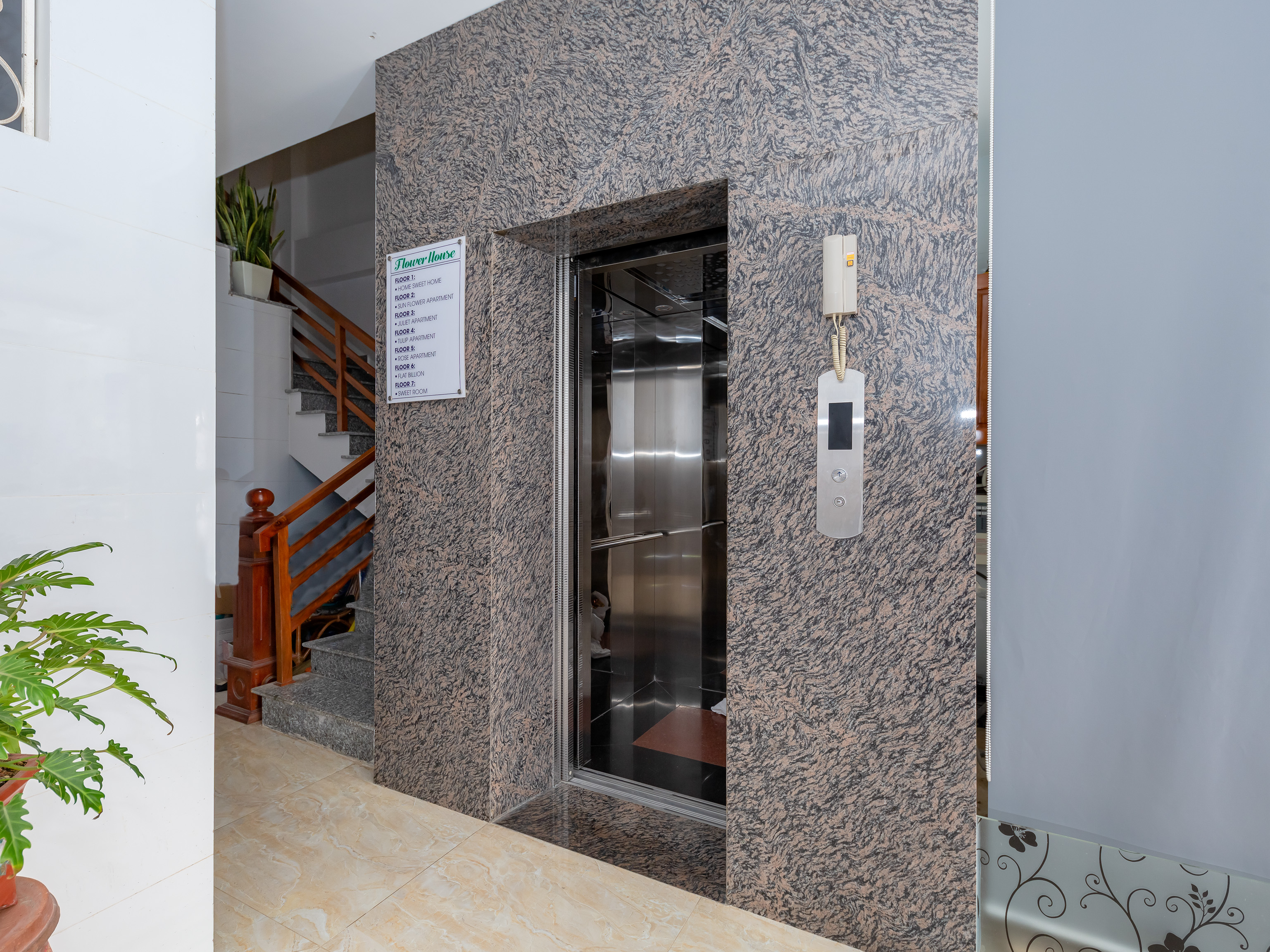 OYO 1028 Flower House Apartment - photo