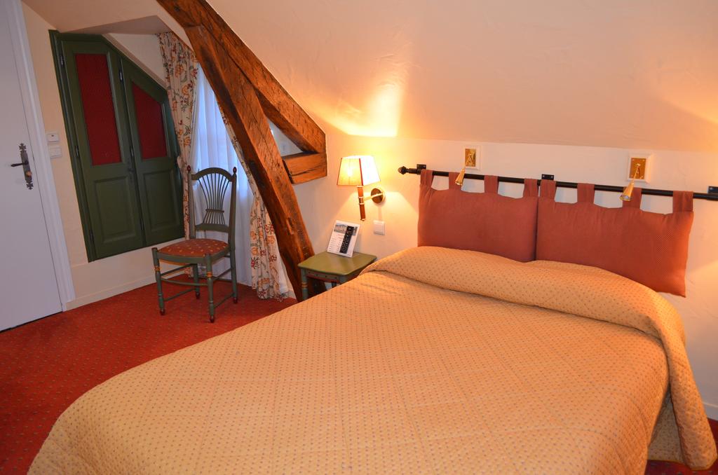 Logis Hôtel le Cheval Blanc by null