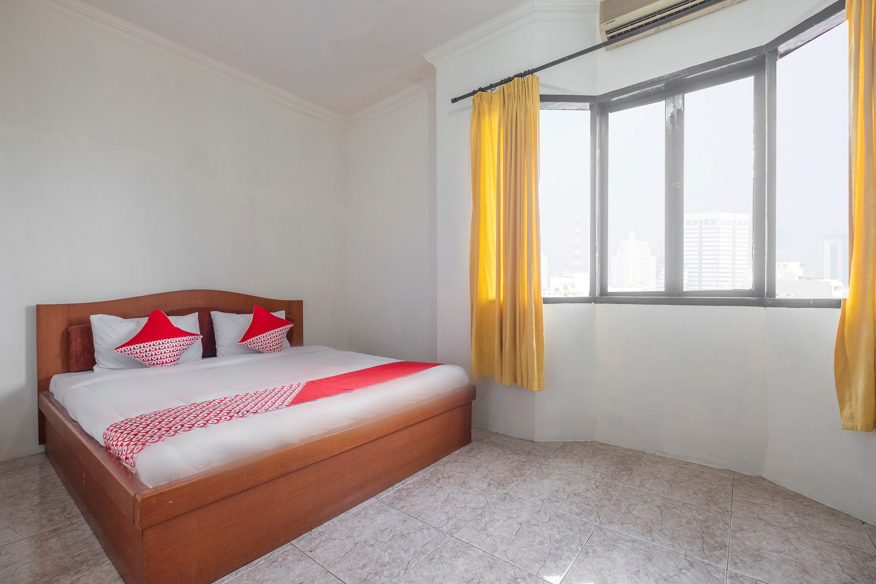 Super OYO 2704 Hotel Transit 2