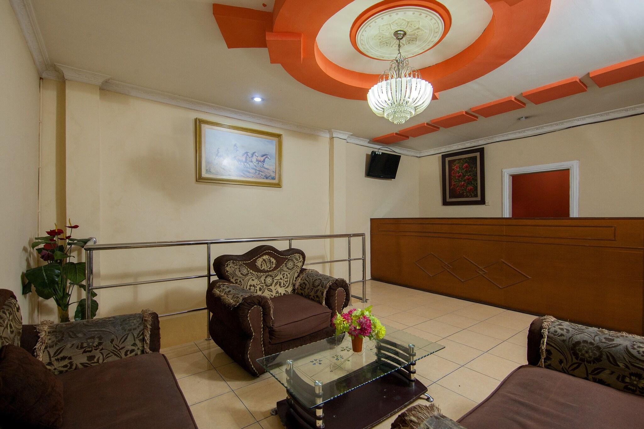 OYO 2045 Hotel 211