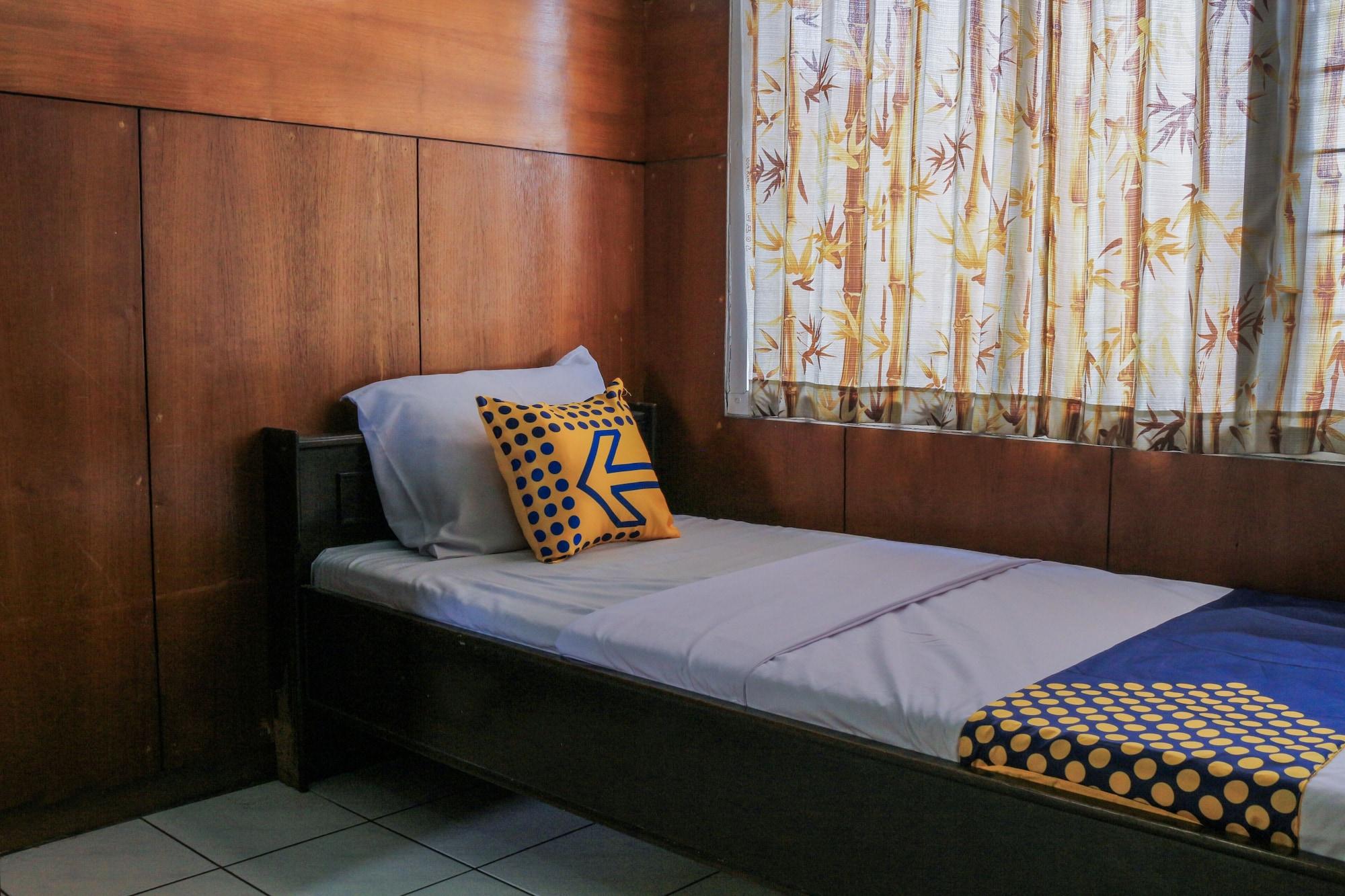 Spot On 1708 Hotel Budi Famili 1