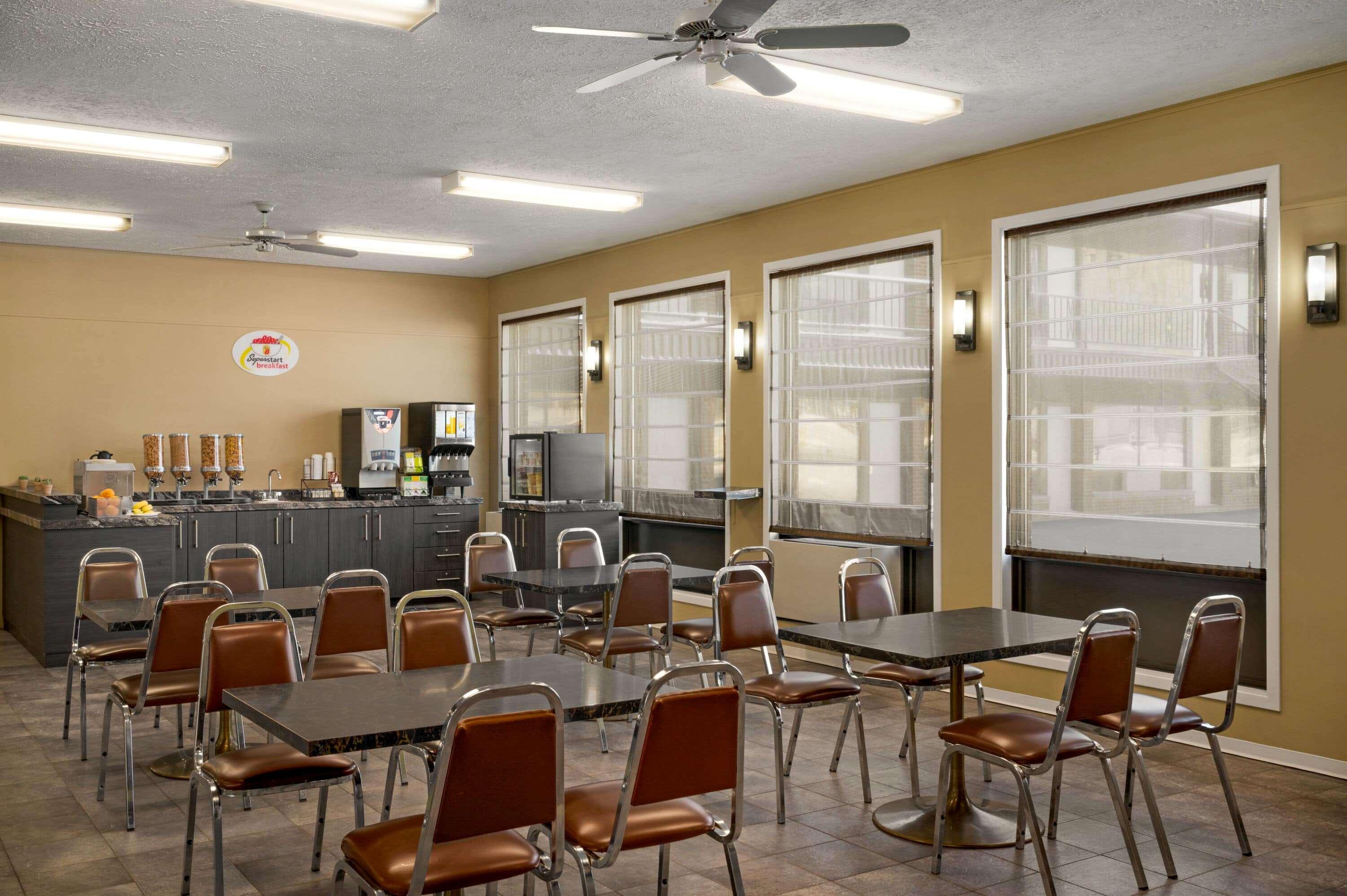 Super 8 By Wyndham Hearst On