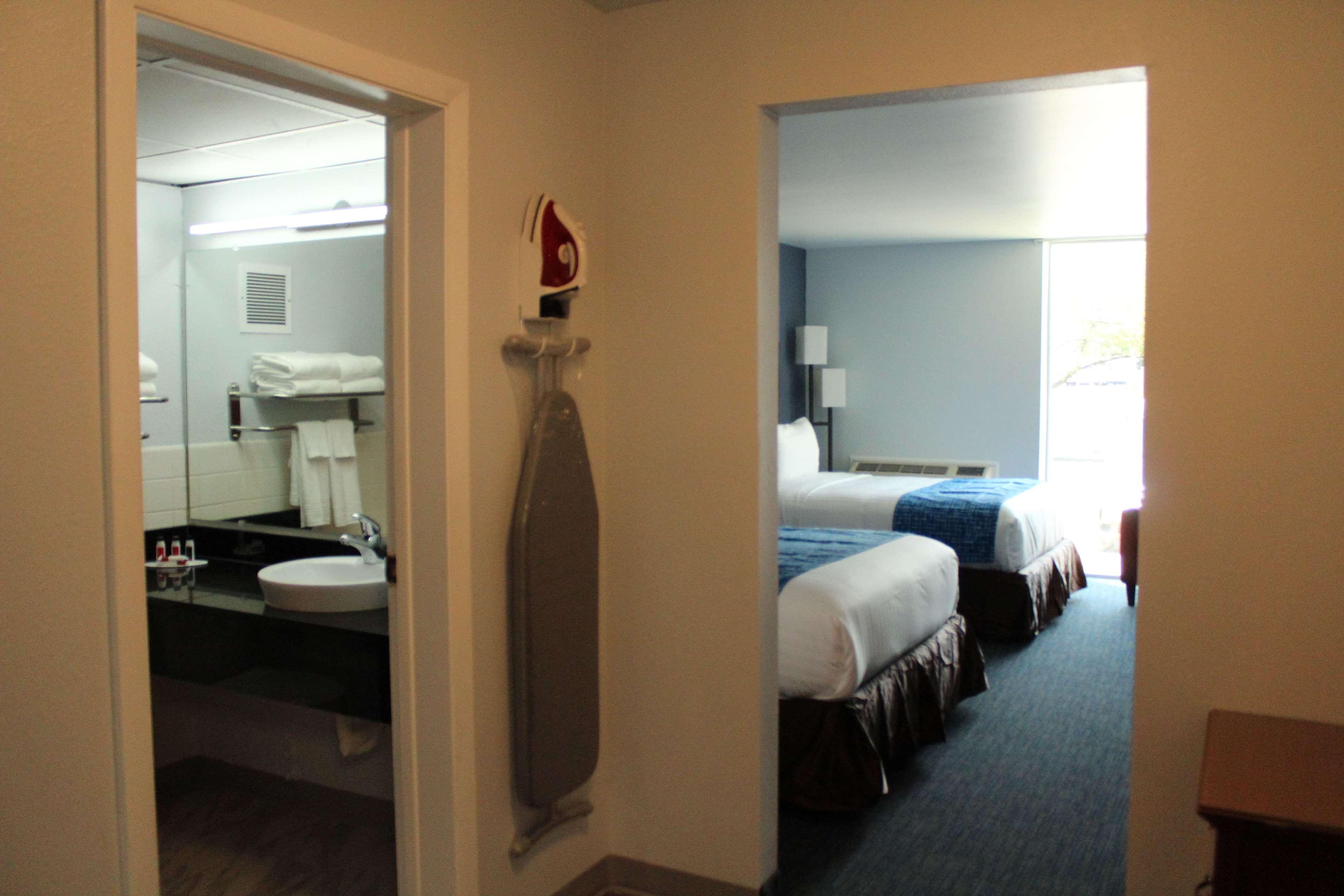 Travelodge By Wyndham Water'S Edge Hotel - Racin