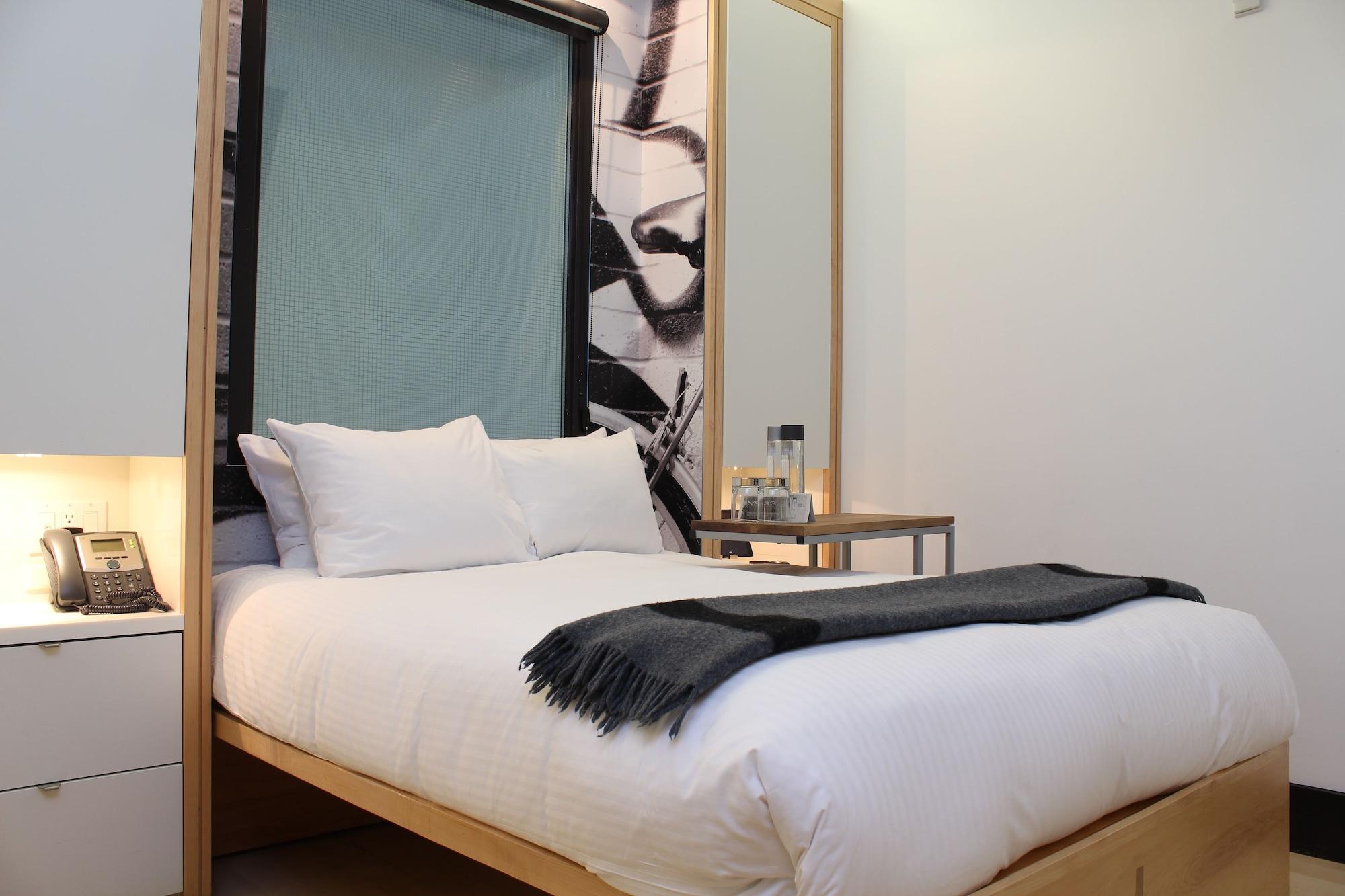 The Beverley Hotel Queen West, Sonder by null