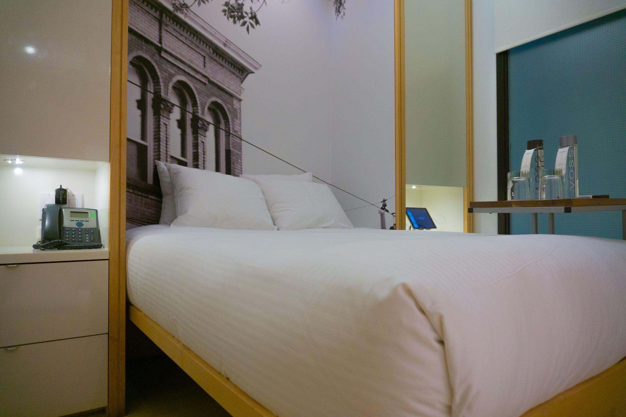 The Beverley Hotel Queen West, Sonder by null