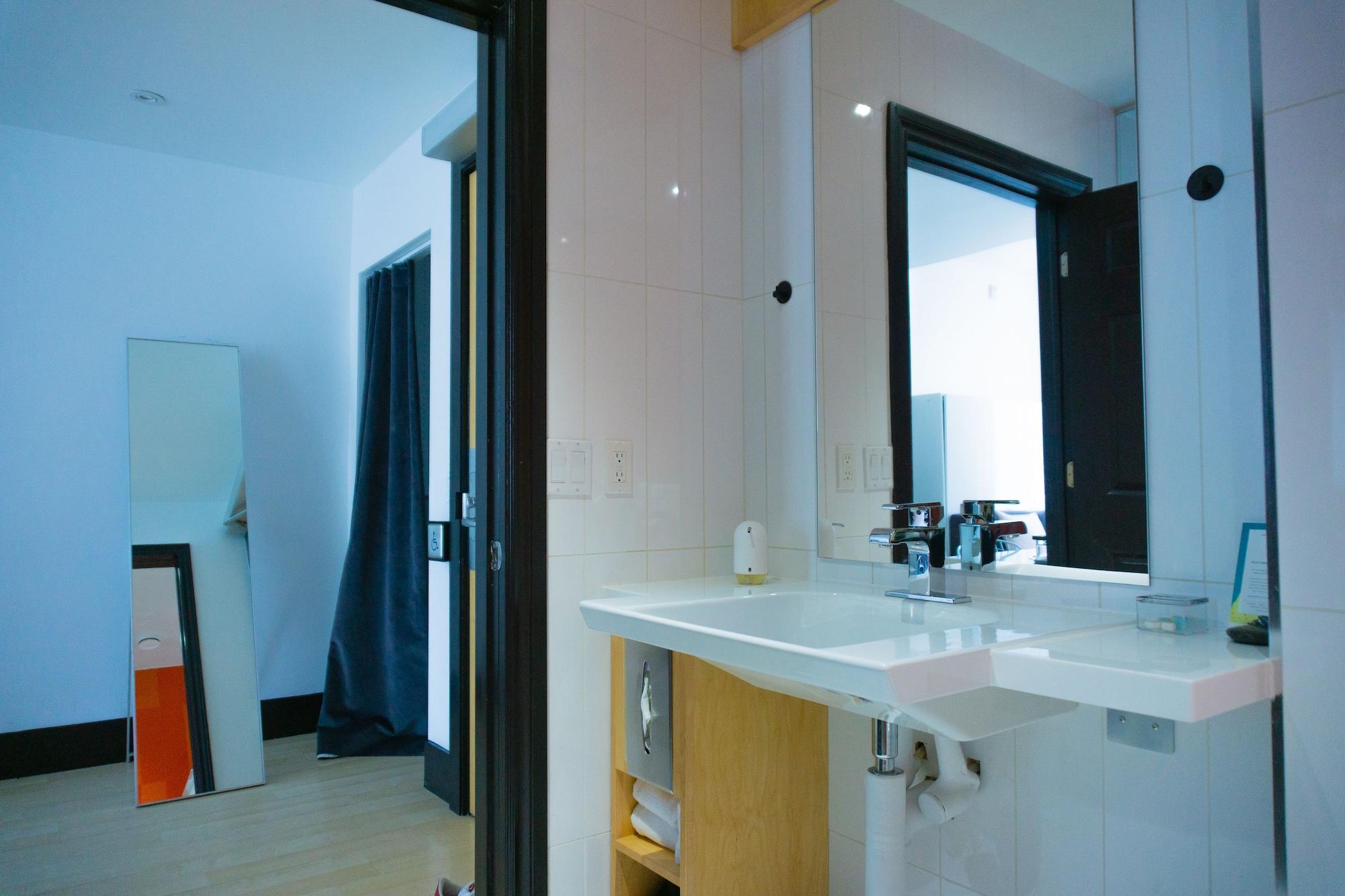 The Beverley Hotel Queen West, Sonder by null