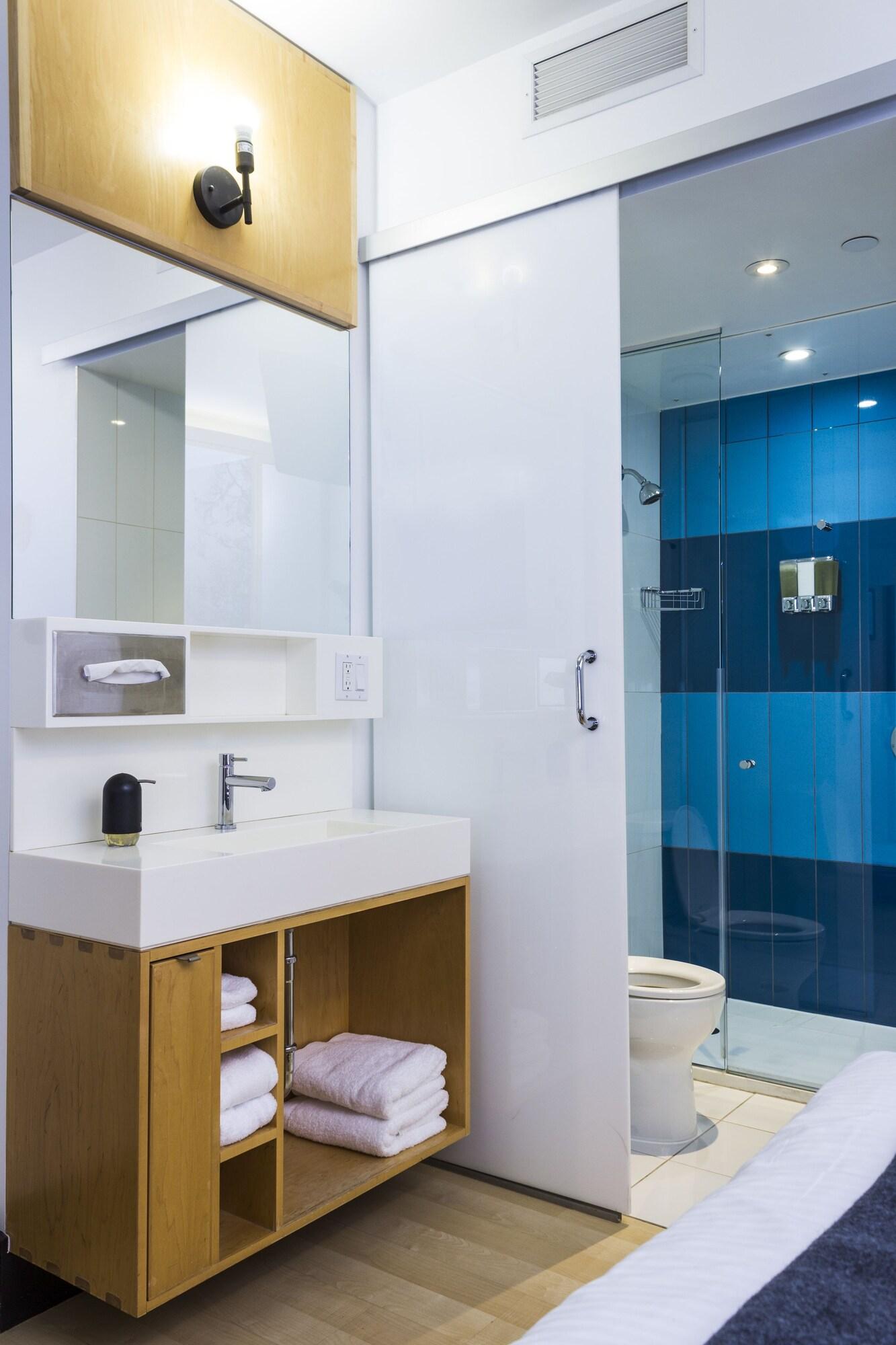 The Beverley Hotel Queen West, Sonder by null