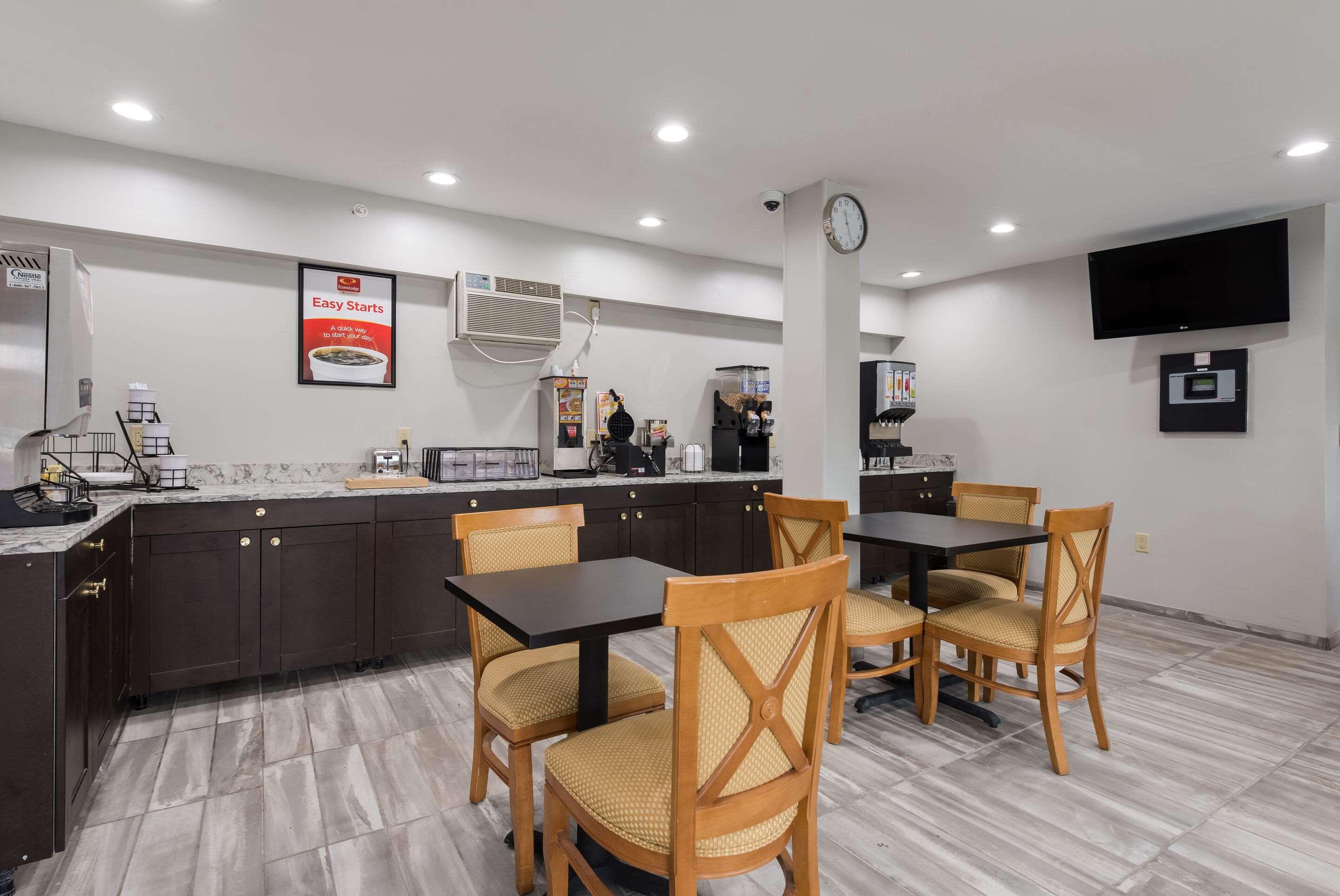 Econo Lodge Inn & Suites Mason City - Clear Lake