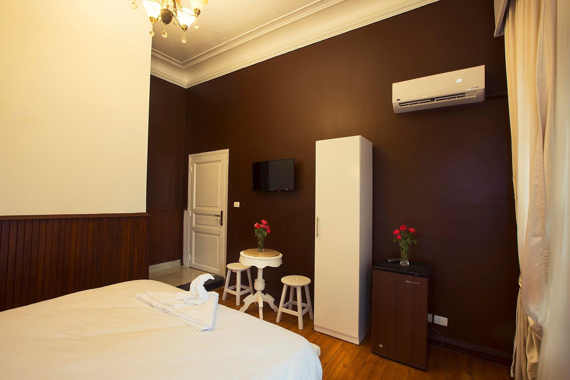 Tahrir Plaza Suites